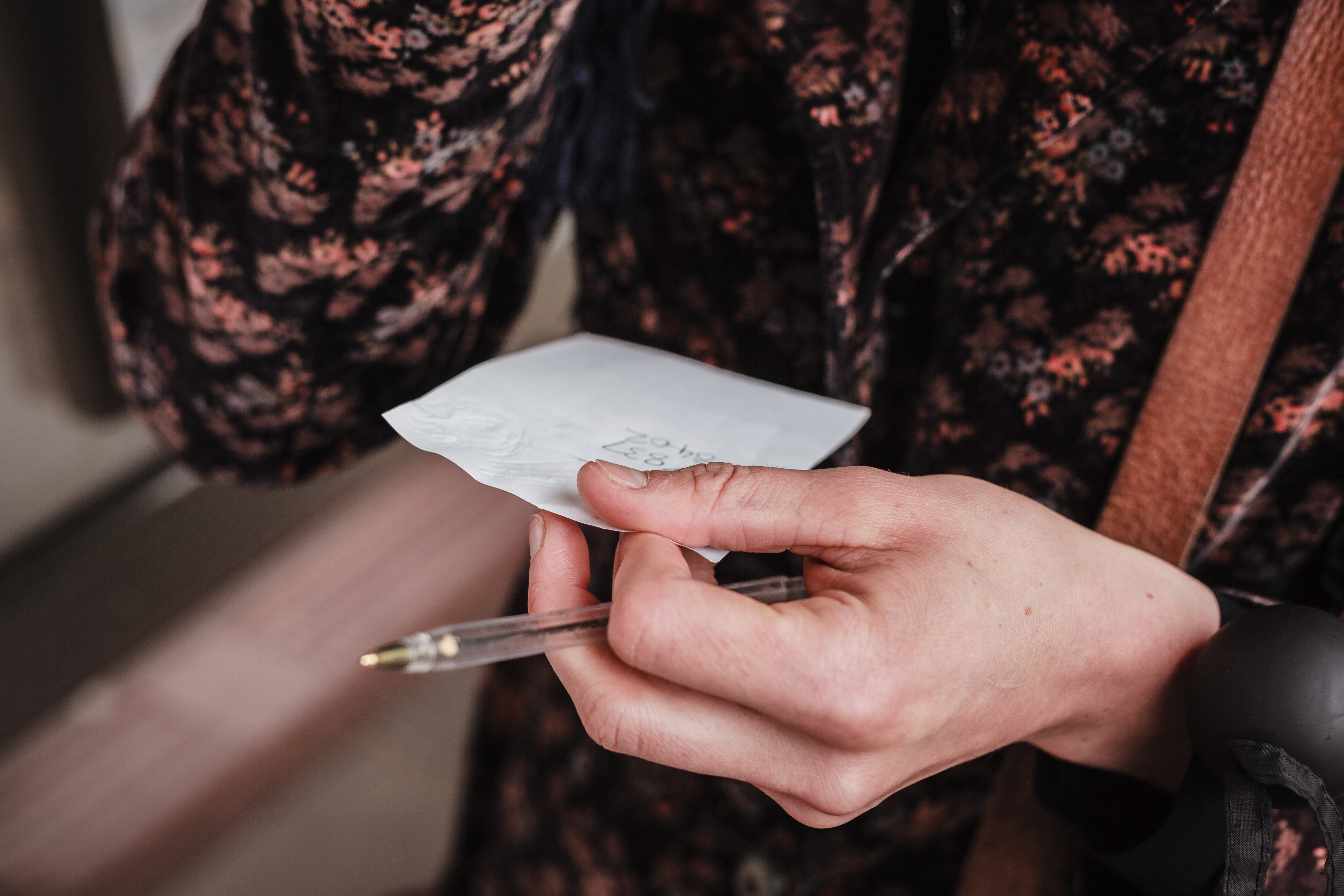 Une femme tenant un morceau de papier | Source : Shutterstock