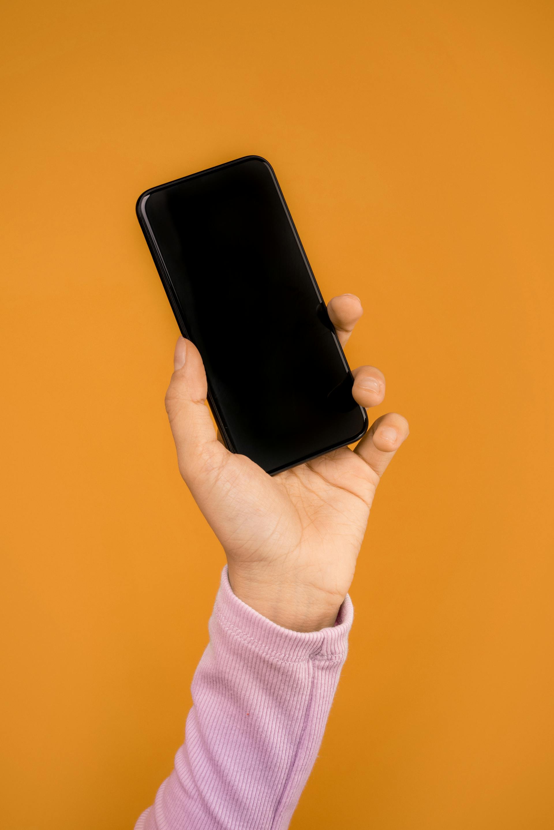 Une femme tenant un téléphone | Source : Pexels