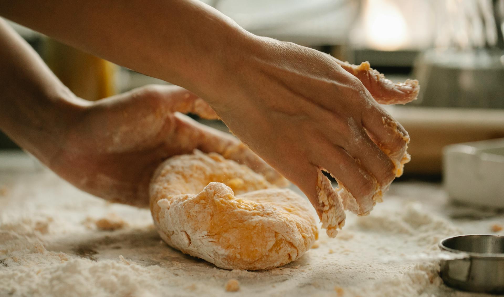 Une personne pétrissant de la pâte | Source : Pexels