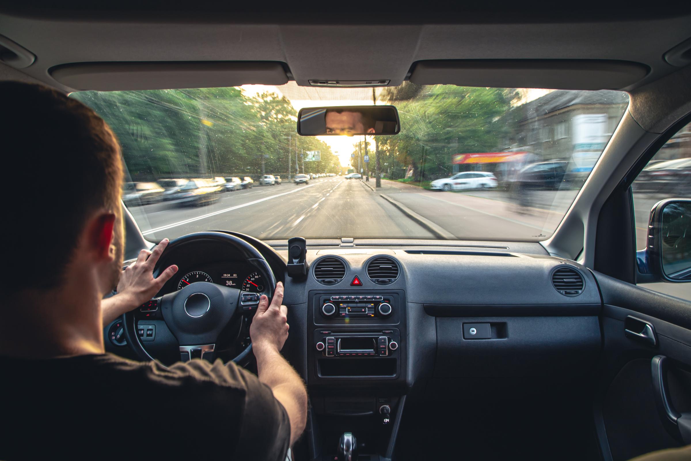 Un homme au volant | Source : Freepik