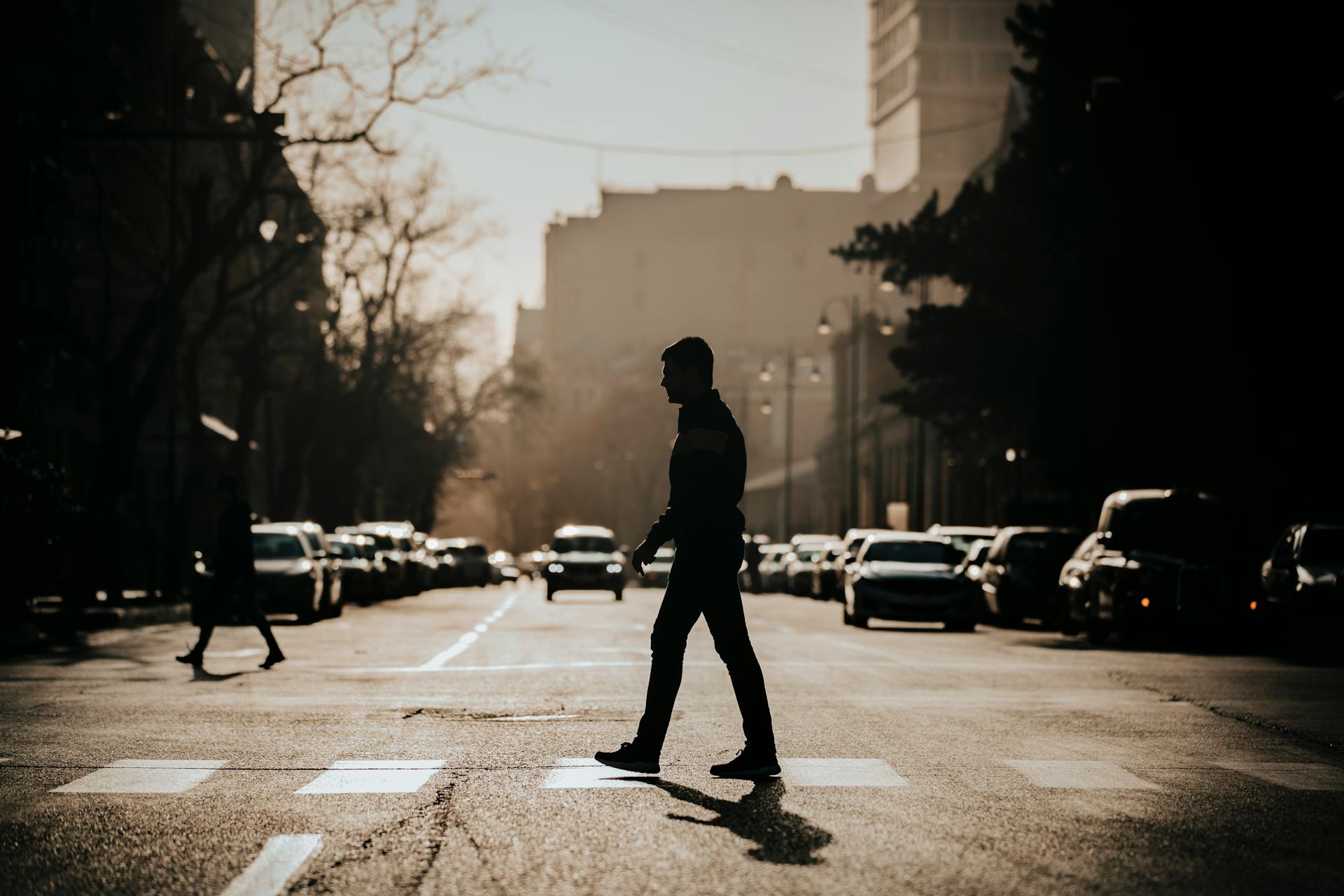 Un homme qui traverse la rue | Source : Pexels