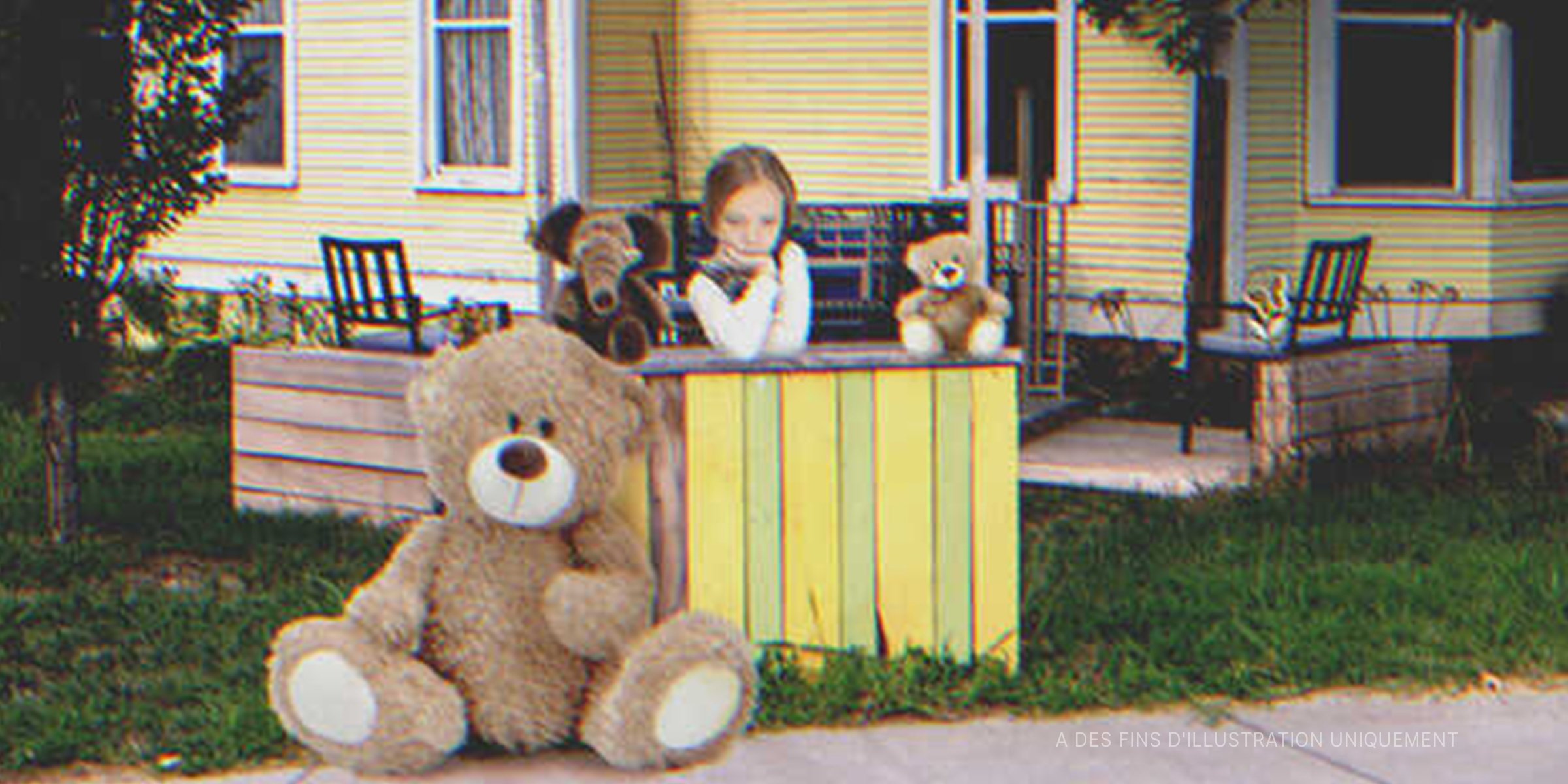 Une petite fille avec un ours en peluche | Photo : Shuttertock