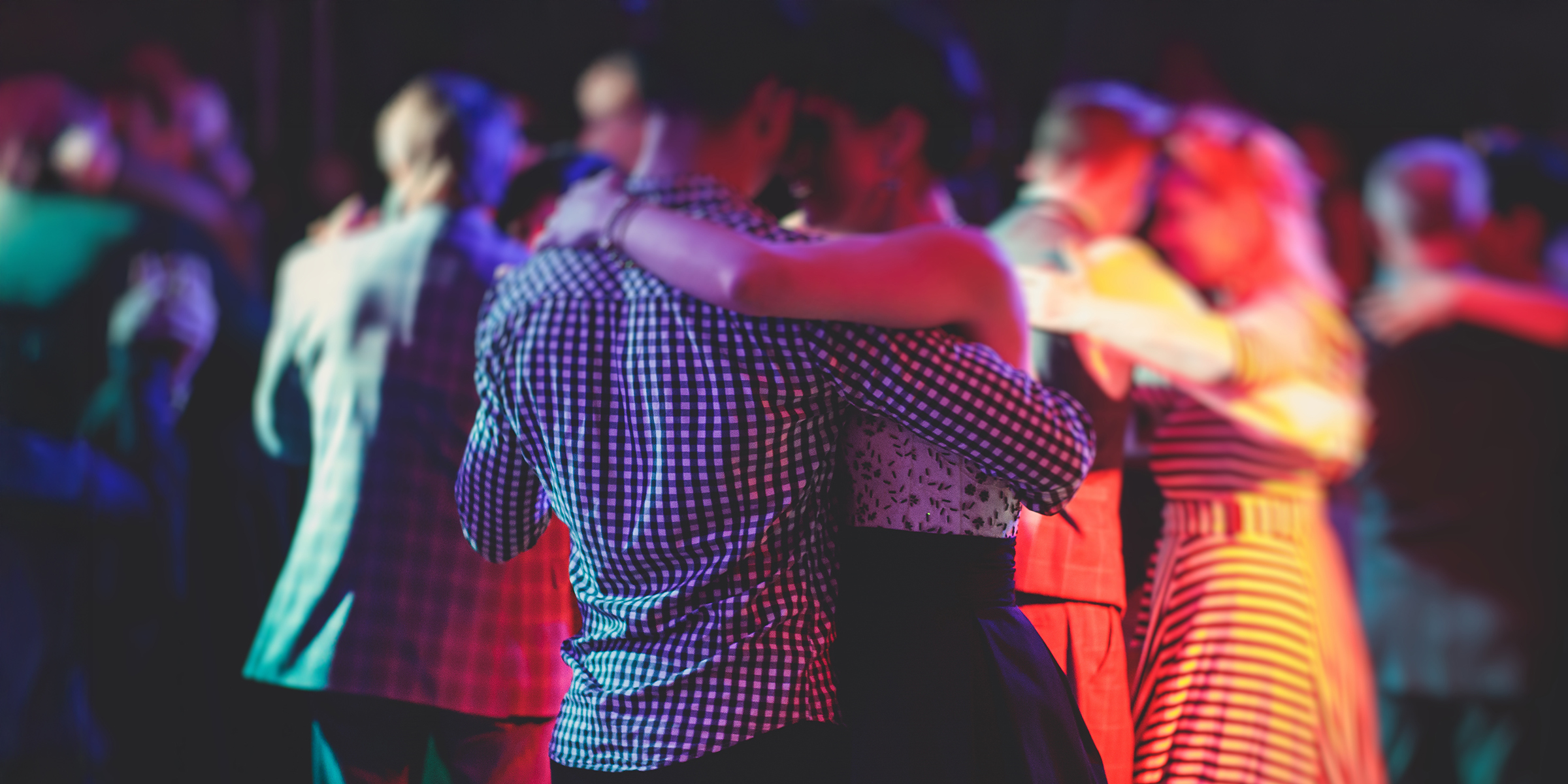 Des personnes en train de danser lors d'un bal de fin d'année | Source : Shutterstock