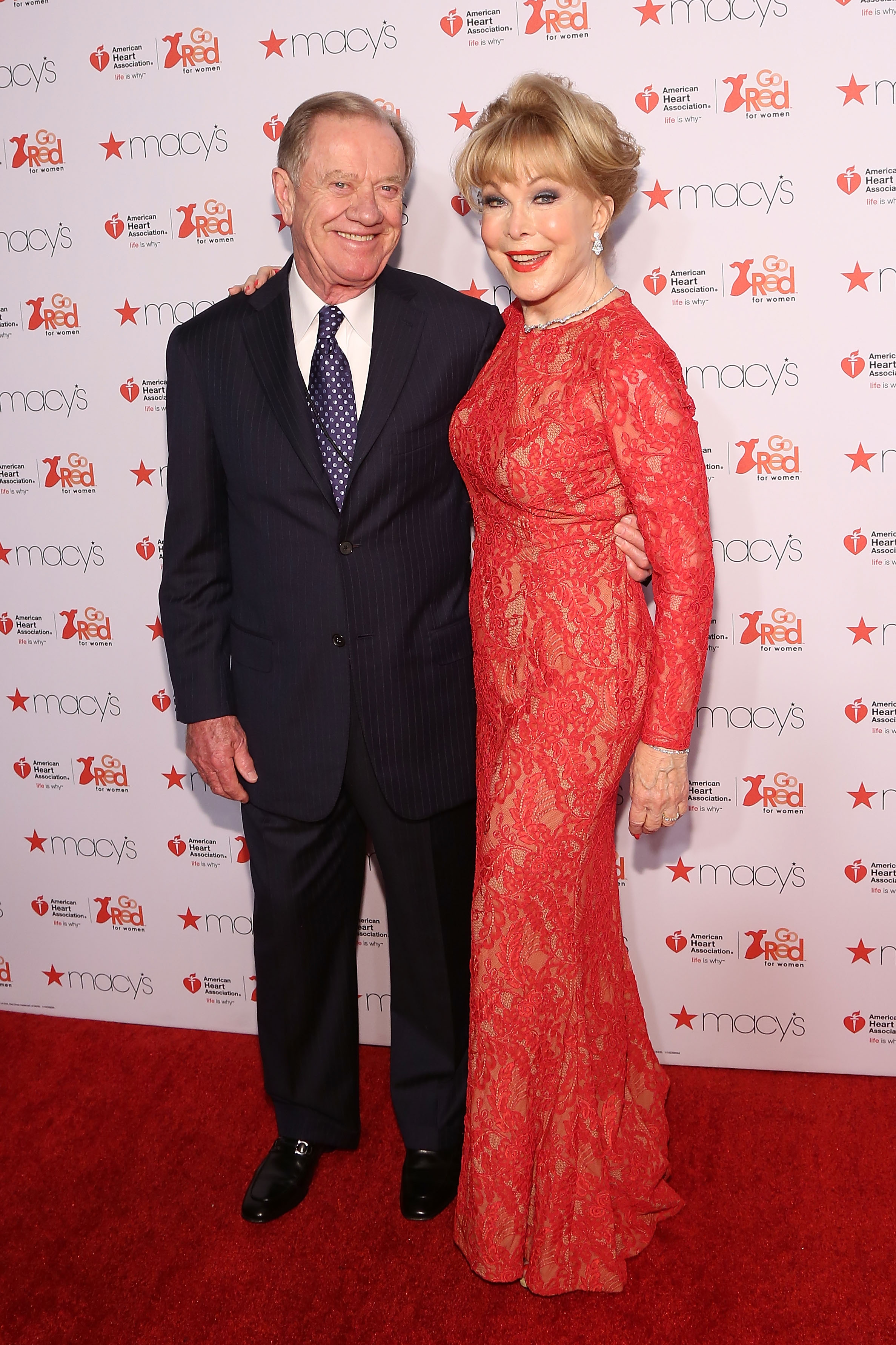 Jon Eicholtz et Barbara Eden assistent au défilé de mode automnal Go Red For Women à New York, le 12 février 2015. | Source : Getty Images