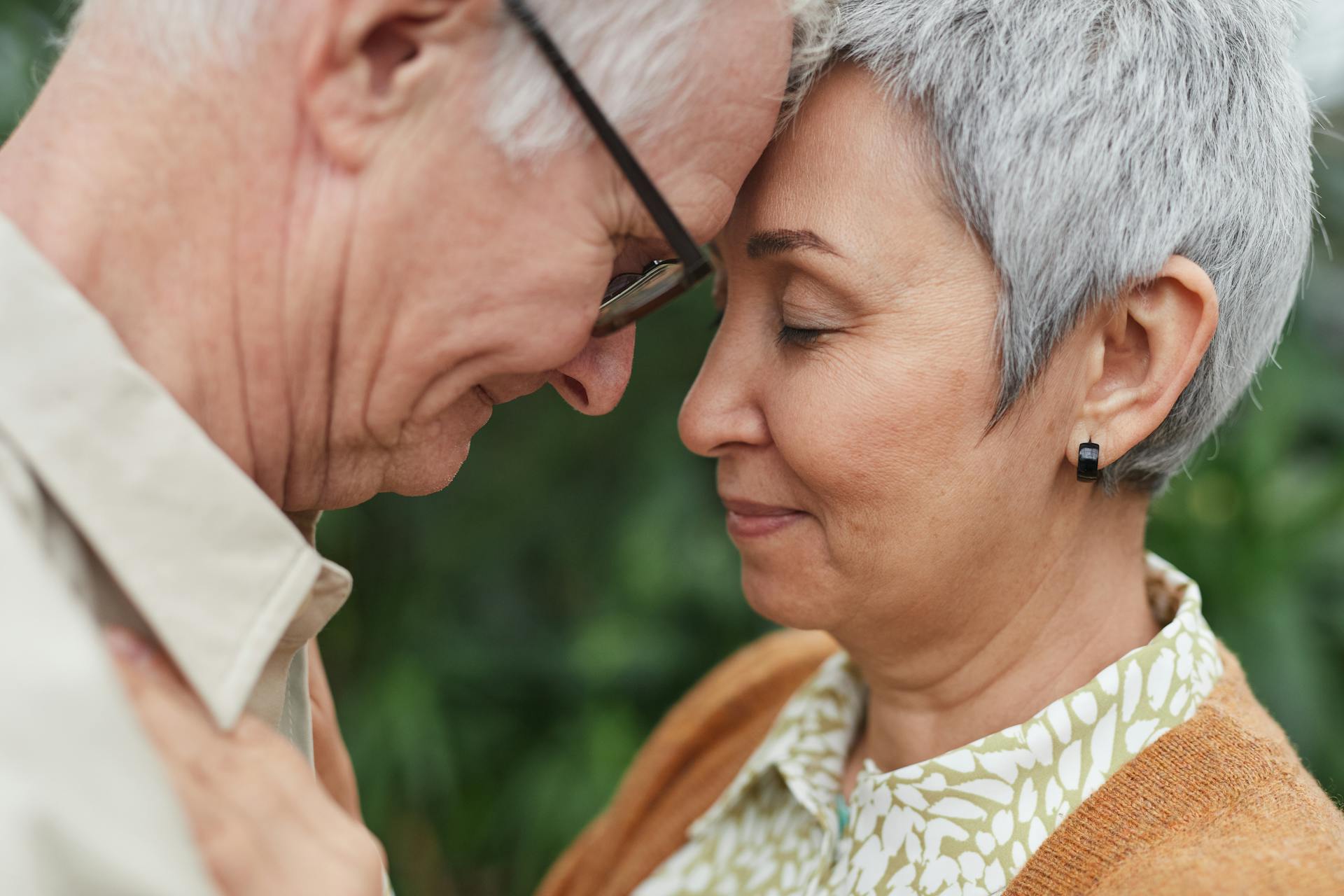 Vue rapprochée d'un couple de personnes âgées aimantes | Source : Pexels