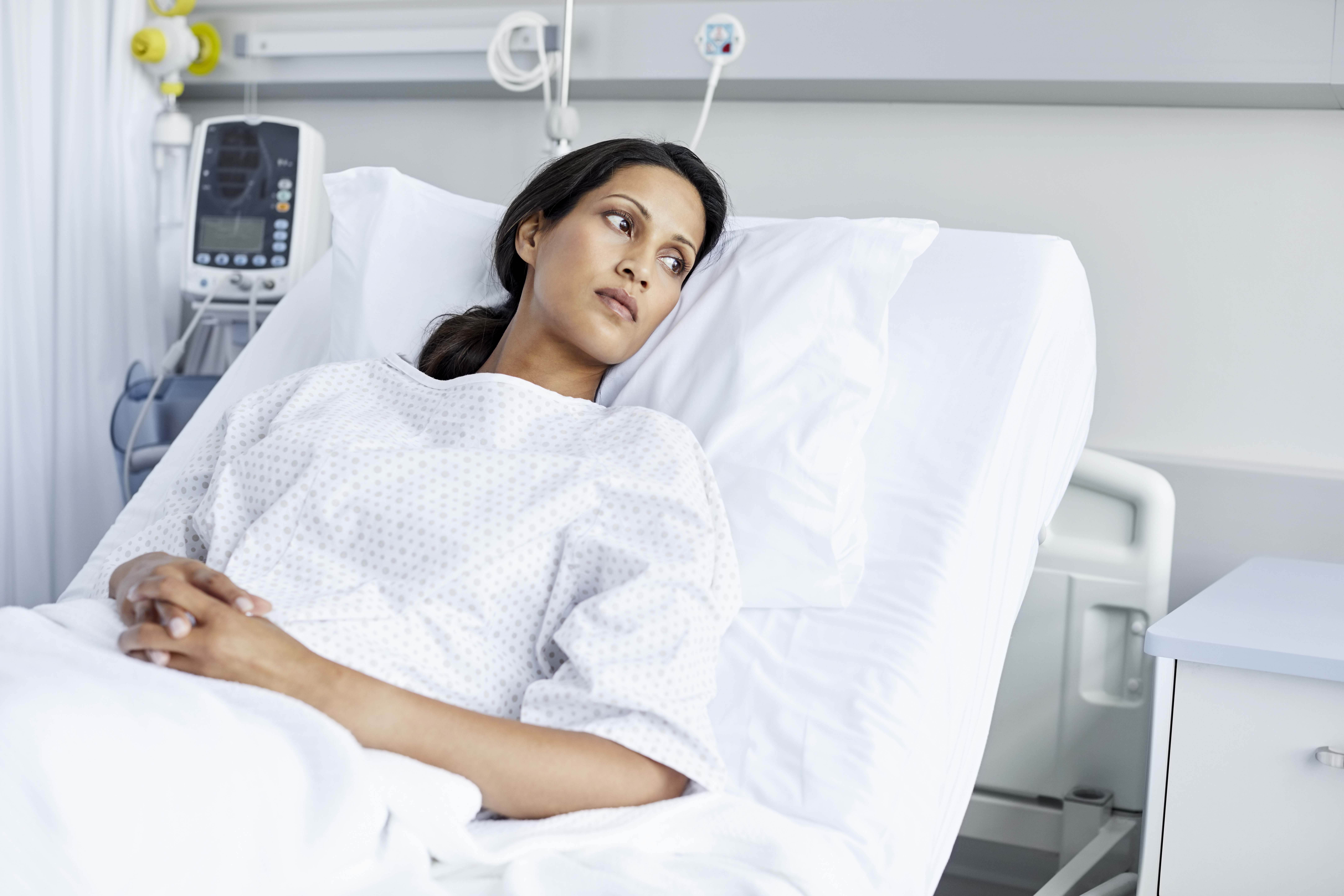 Une femme malheureuse dans un lit d'hôpital | Source : Getty Images