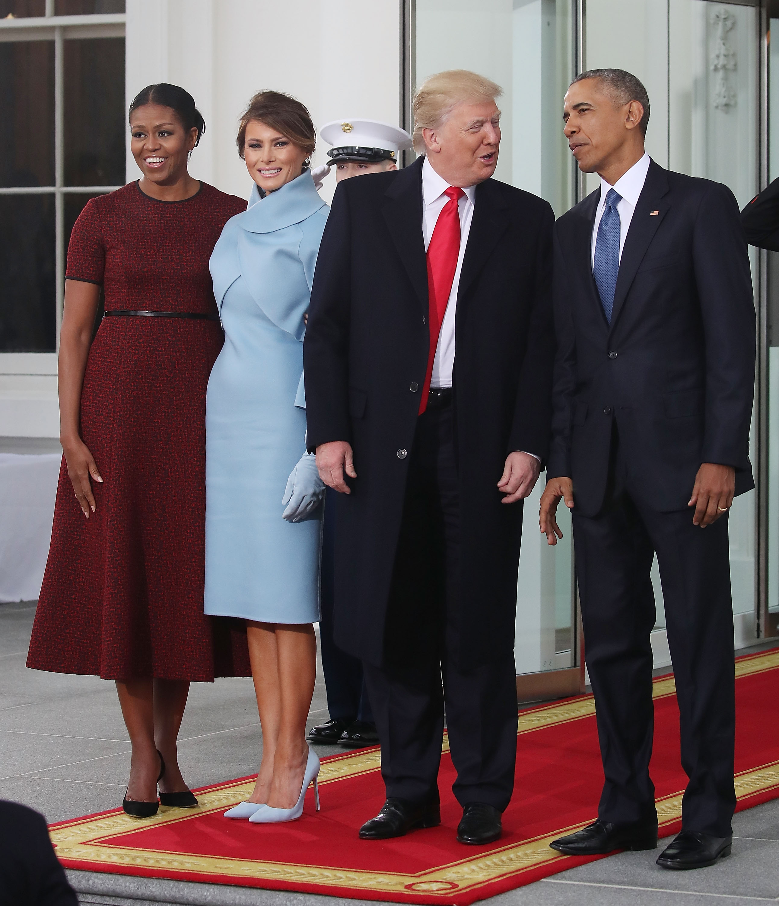 La future Première Dame, Melania Trump, arrive à la Maison Blanche le jour de l’investiture, le 20 janvier 2017. Elle est accueillie, aux côtés du président élu Donald Trump, par le président Barack Obama et la Première Dame Michelle Obama, avant la cérémonie de prestation de serment au Capitole américain. Vêtue d'une robe en cachemire bleu pâle Ralph Lauren faite sur mesure, avec un boléro sculptural à col montant et des gants en daim assortis, elle complète ce look monochrome avec des escarpins à bout pointu en daim bleu pâle assortis, dont les talons aiguilles vertigineux allongent sa silhouette.