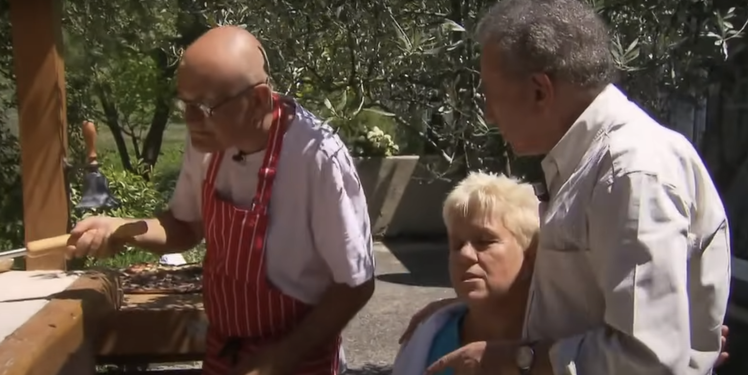 Mimie Mathy et son mari accompagnés de Michel Drucker dans leur maison l Source : YouTube