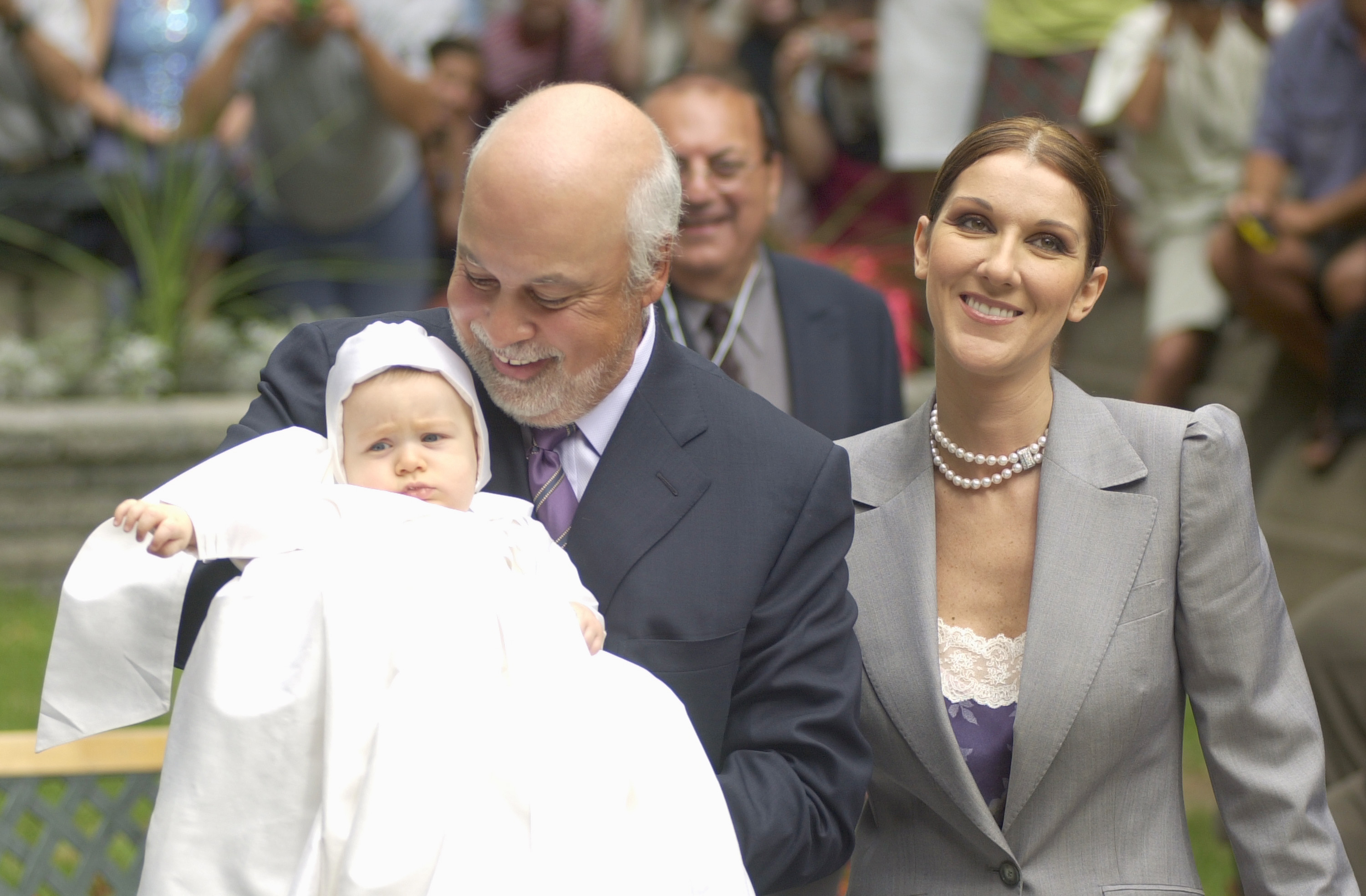 René Angélil et Céline Dion photographiés avec leur fils, René-Charles, à la chapelle de la basilique Notre-Dame dans le vieux Montréal, Québec, Canada, le 25 juillet 2001. | Source : Getty Images
