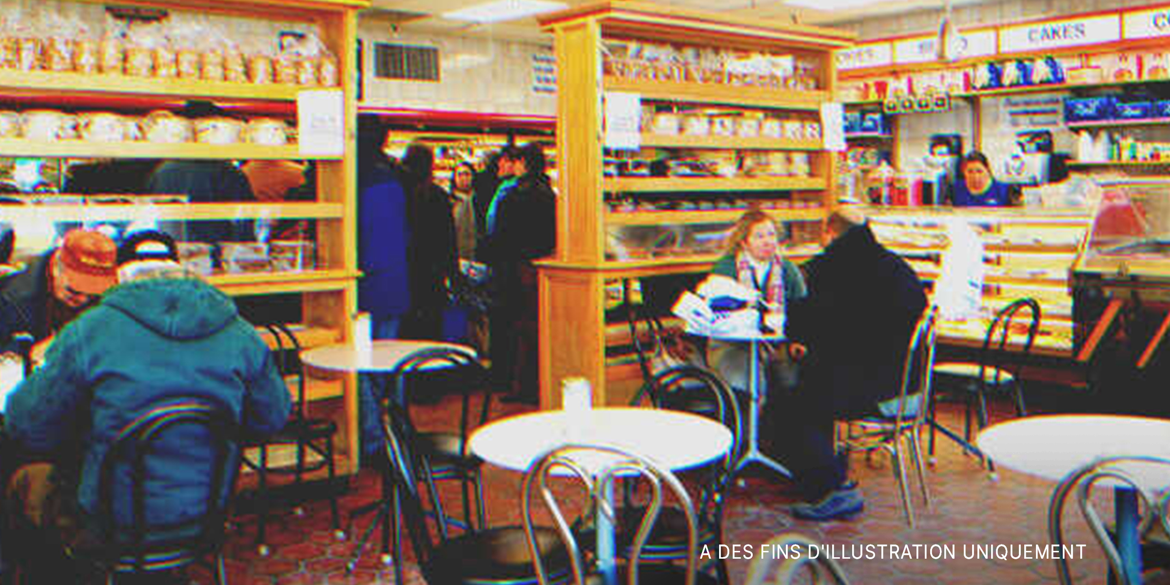 Des clients dans une boulangerie | Source : Shutterstock