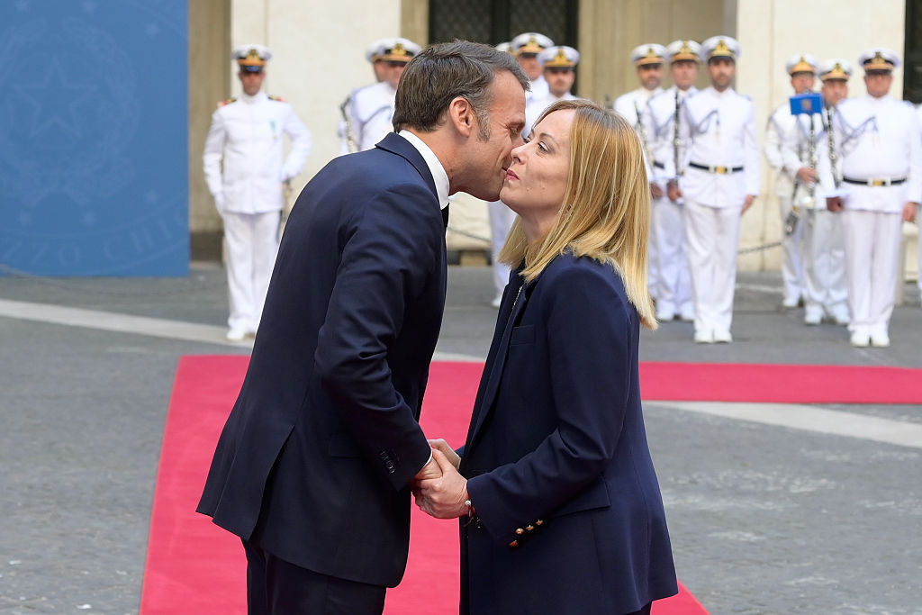 La Première ministre italienne Giorgia Meloni (à droite) reçoit le président de la République française Emmanuel Macron (à gauche) au Palazzo Chigi. | Source : Getty Images