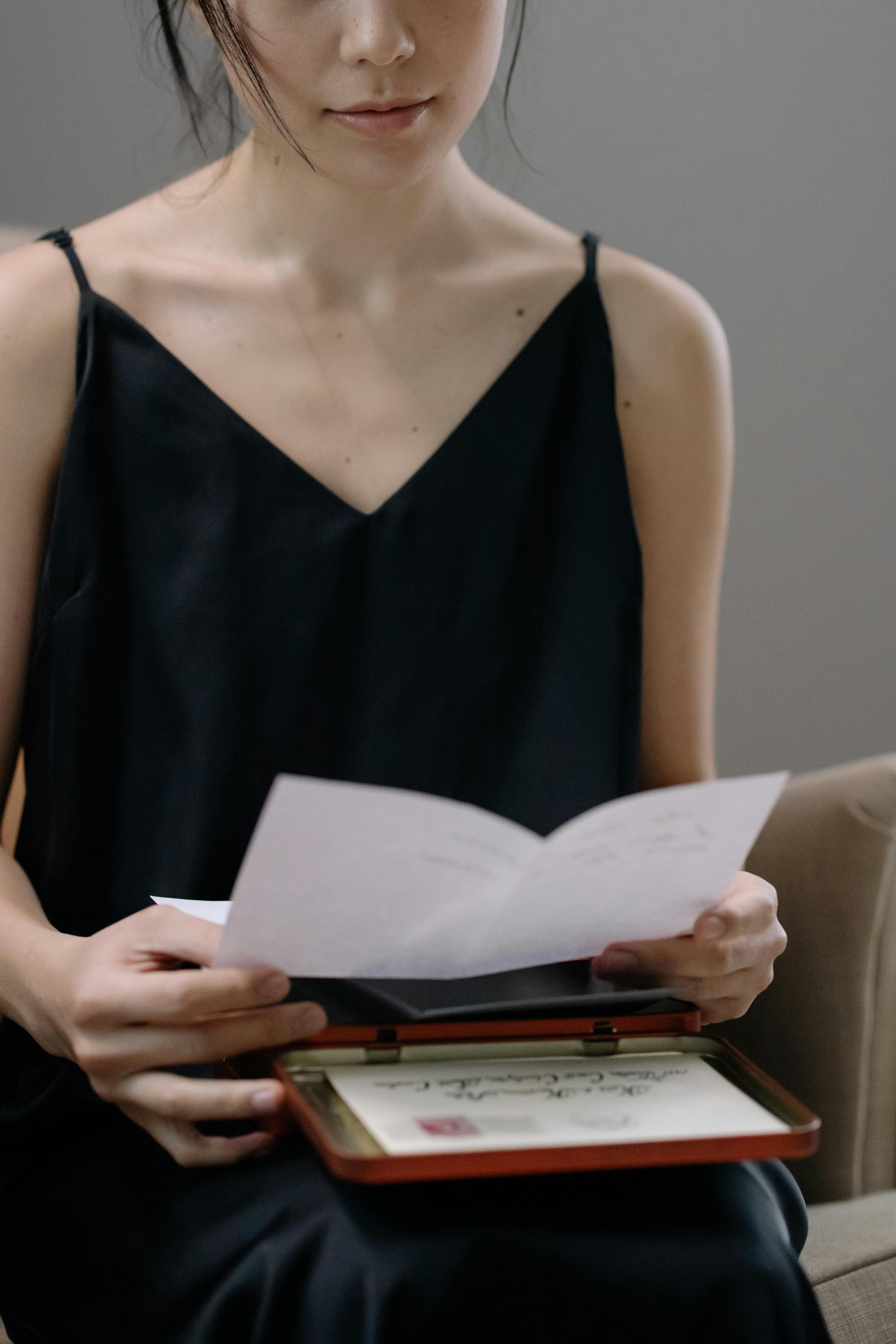 Une femme lisant une lettre | Source : Pexels