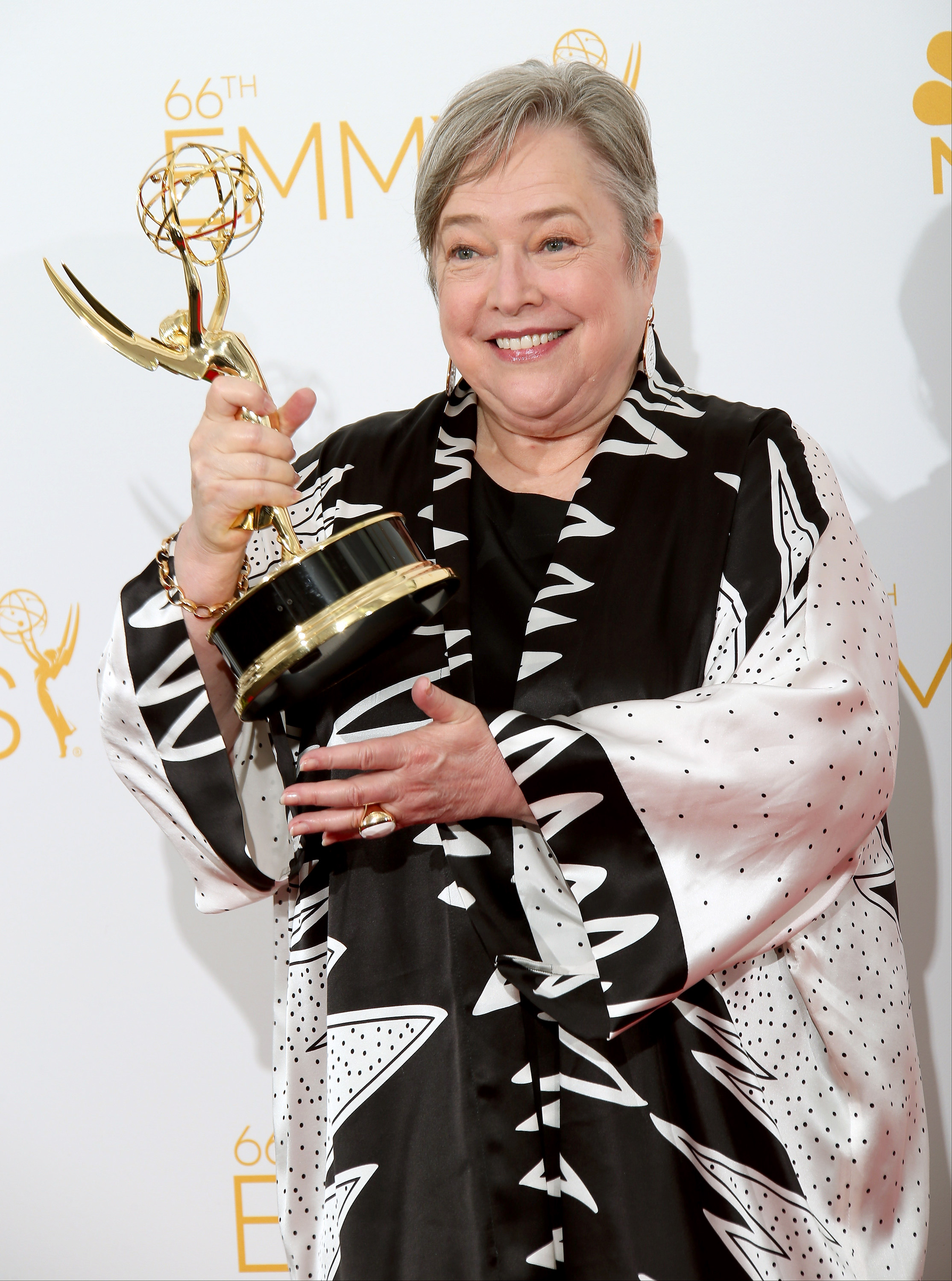 Kathy Bates pose dans la salle des photos avec son prix pour la meilleure actrice dans une mini-série ou un film pour "American Horror Story » au Nokia Theatre à Los Angeles, Californie, le 25 août 2014 | Source : Getty Images