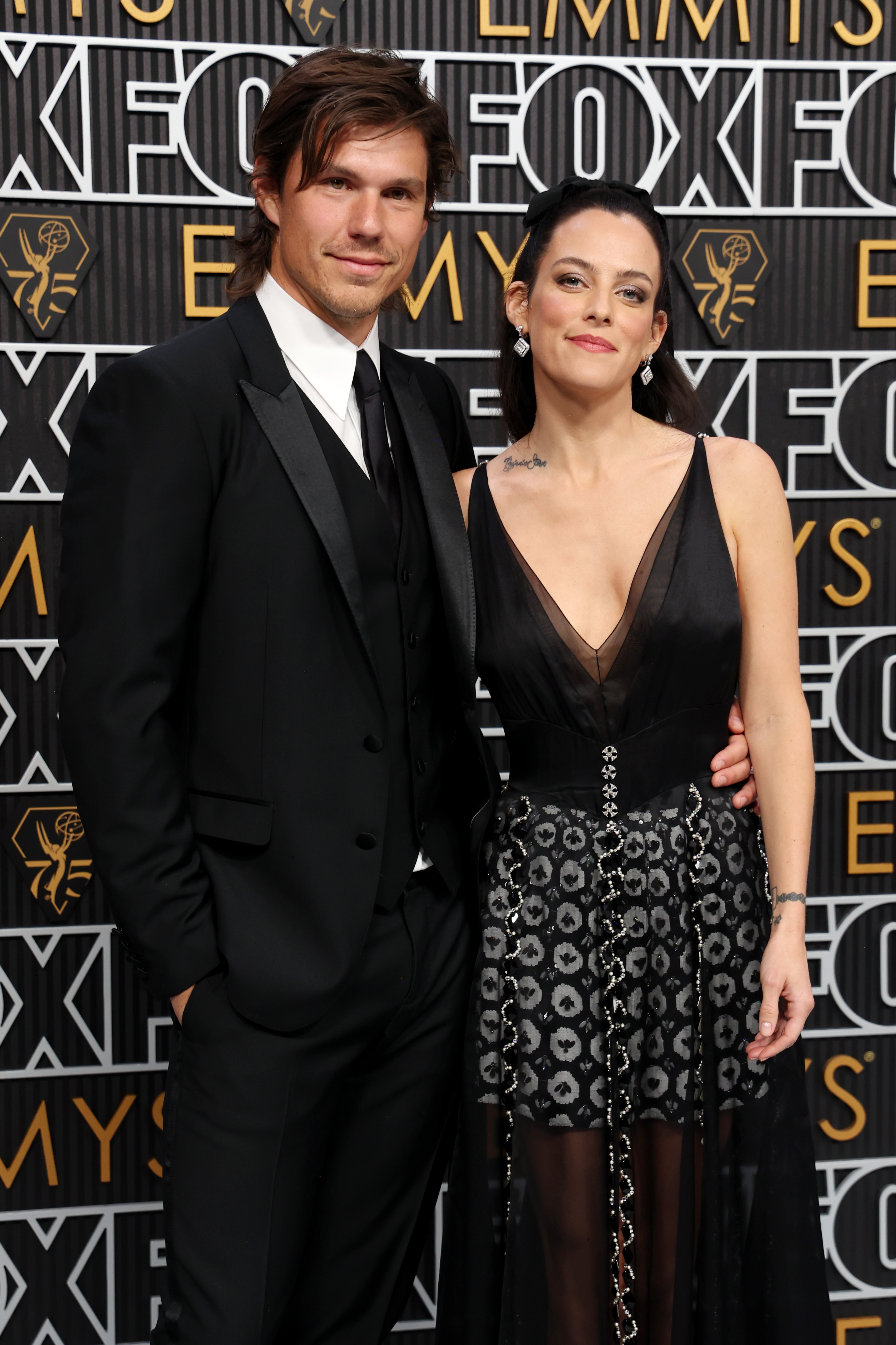 Ben Smith-Petersen et Riley Keough lors de la 75e édition des Primetime Emmy Awards à Los Angeles, en Californie, le 15 janvier 2024 | Source : Getty Images