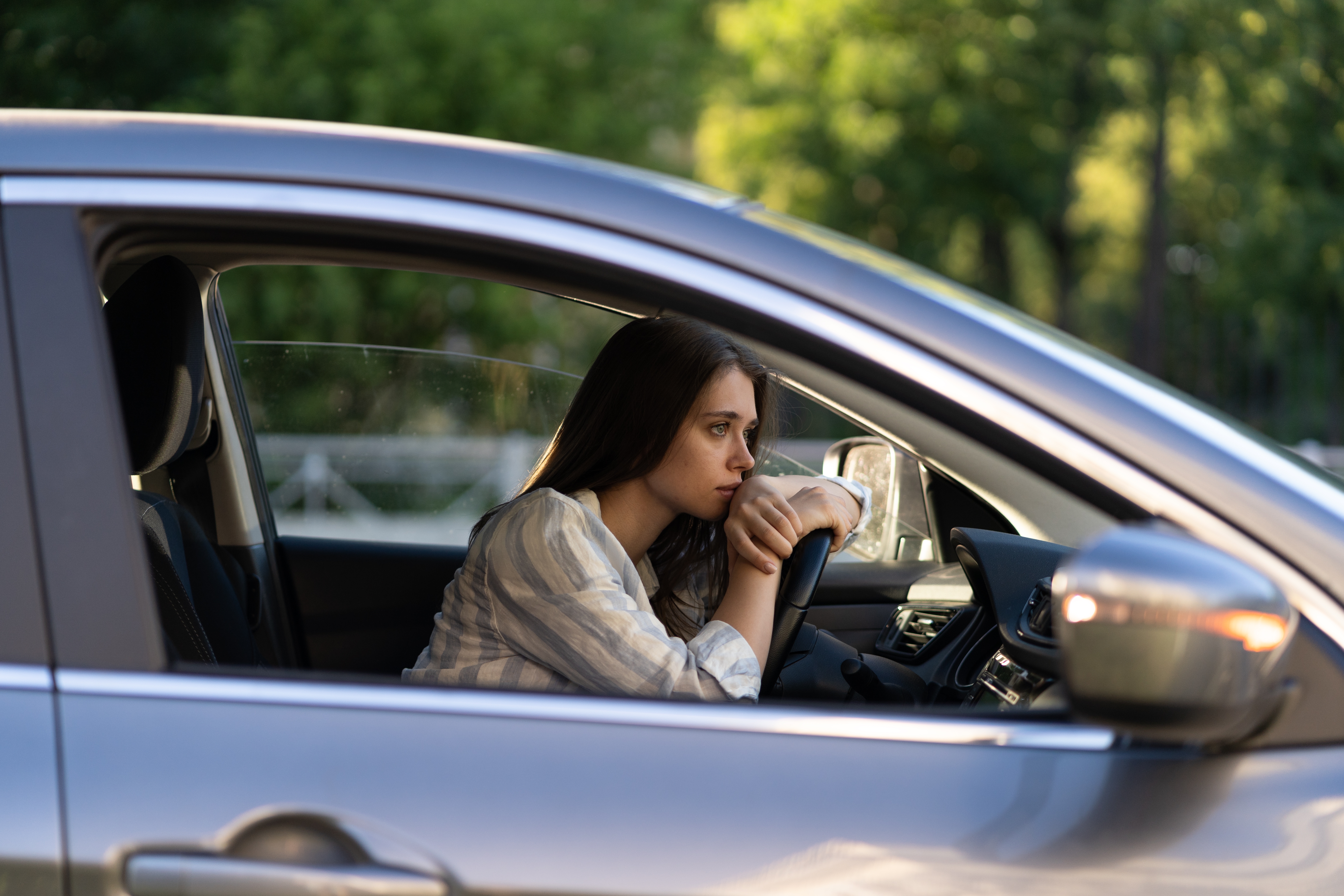 Joven conductora deprimida | Fuente: Shutterstock