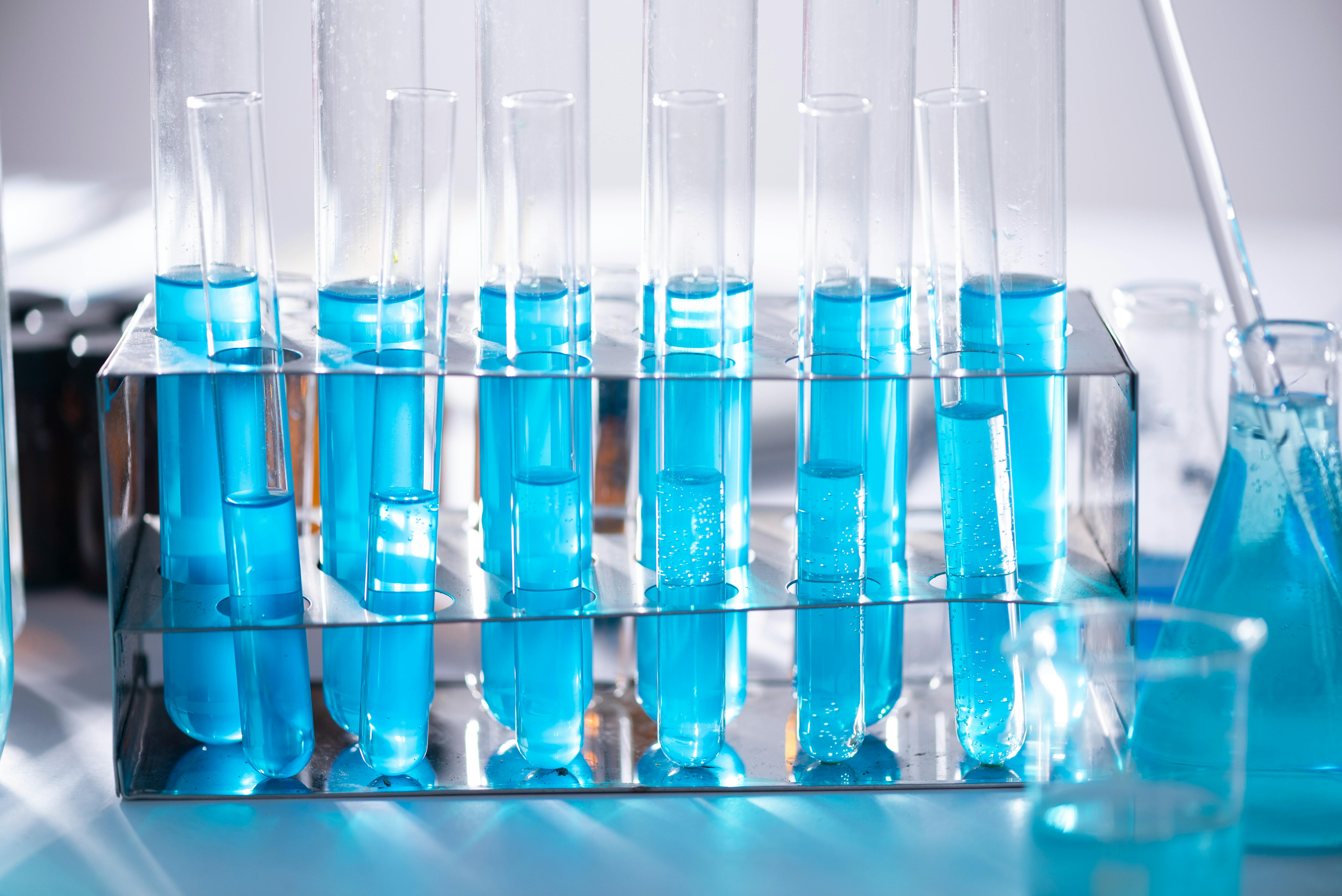 Tubes à essai avec du liquide | Source : Pexels