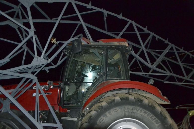 Une tige de métal du pylône de 63 000 volts a traversé la cabine du tracteur / © Laurent Mougin , maire de Saulcy dans l'Aube