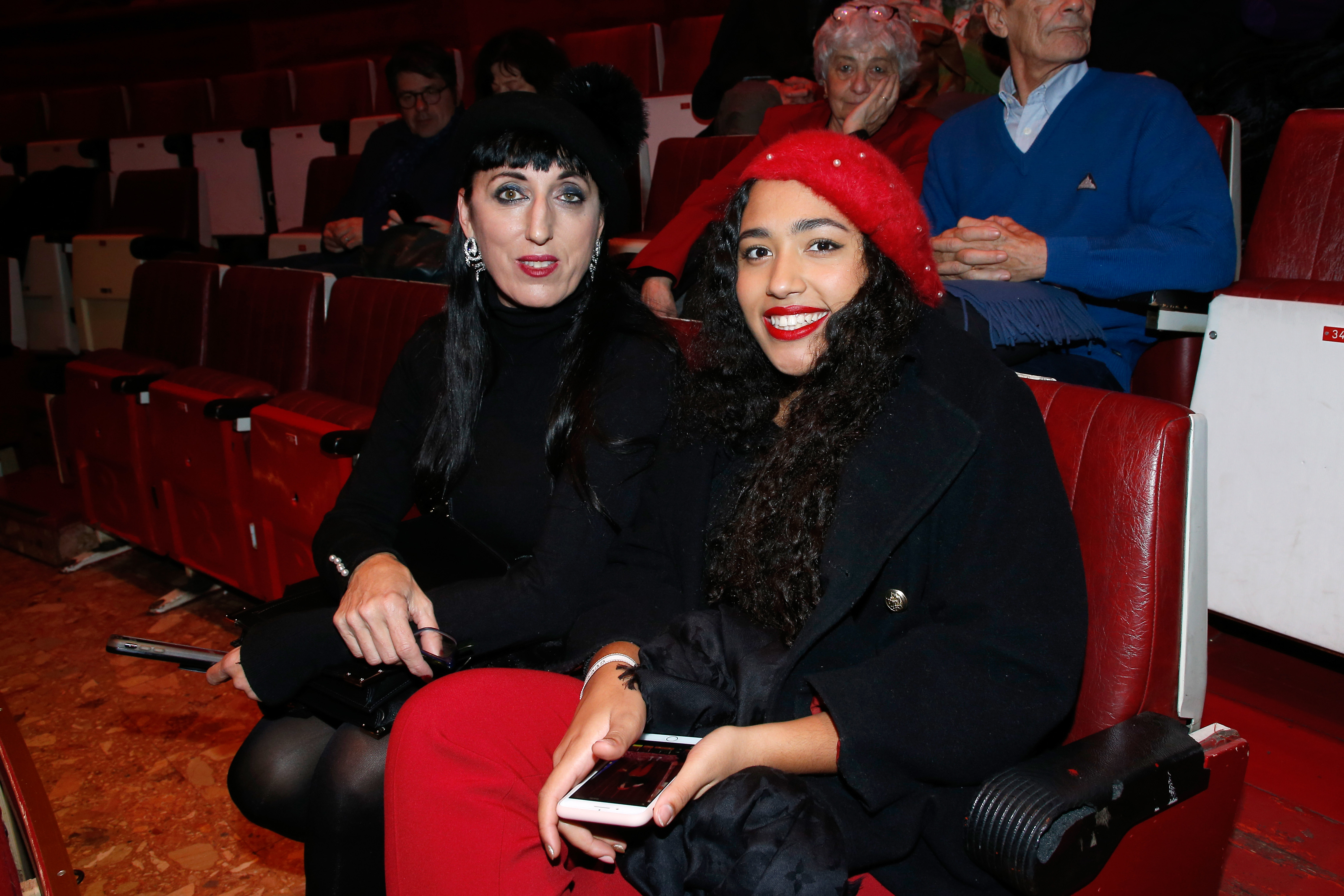 Rossy de Palma et Luna Garcia lors du spectacle "Depardieu Chante Barbara" au "Cirque D'Hiver" le 14 novembre 2017 à Paris, France. | Source : Getty Images