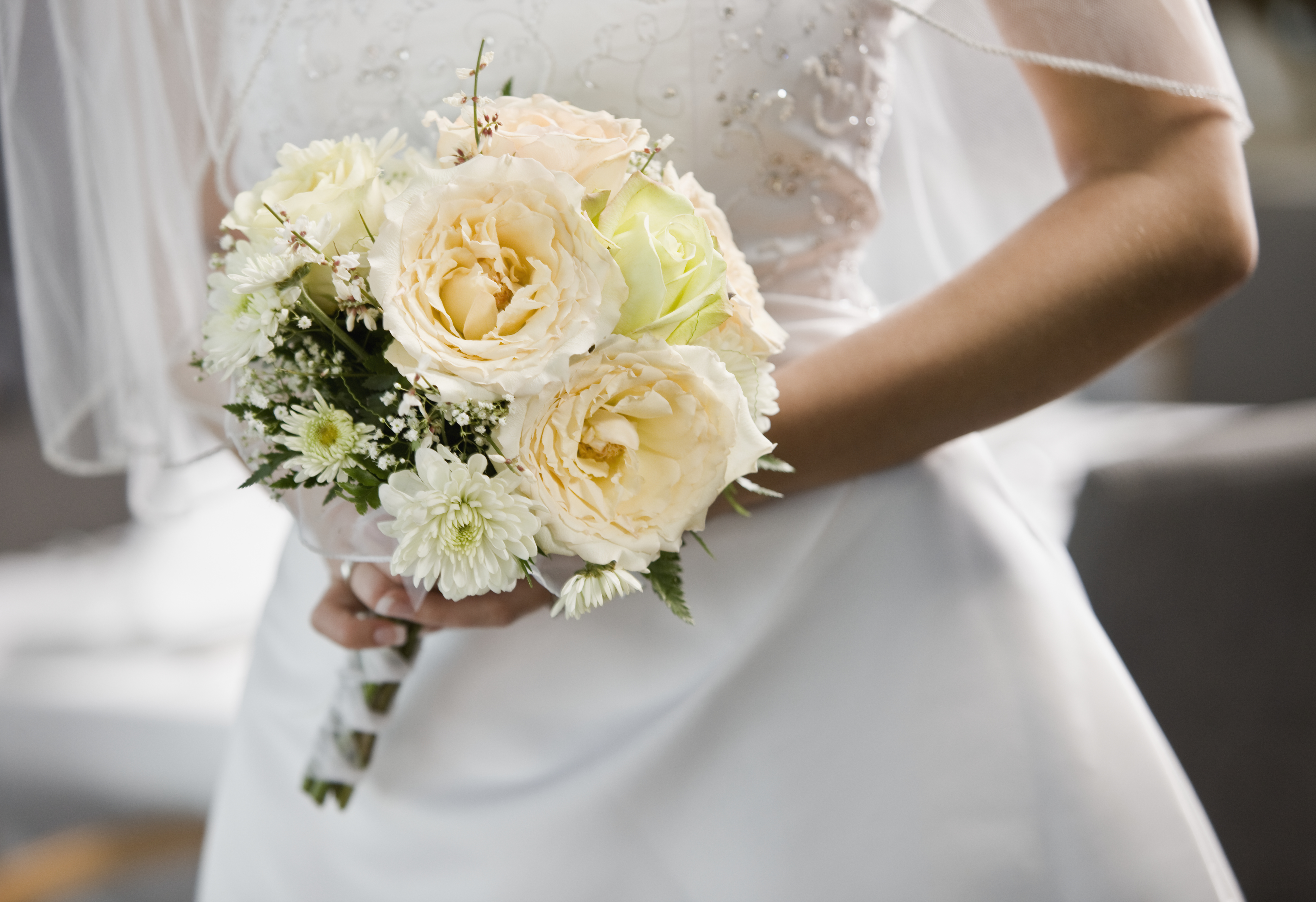 Une mariée tenant des fleurs | Source : Getty Images