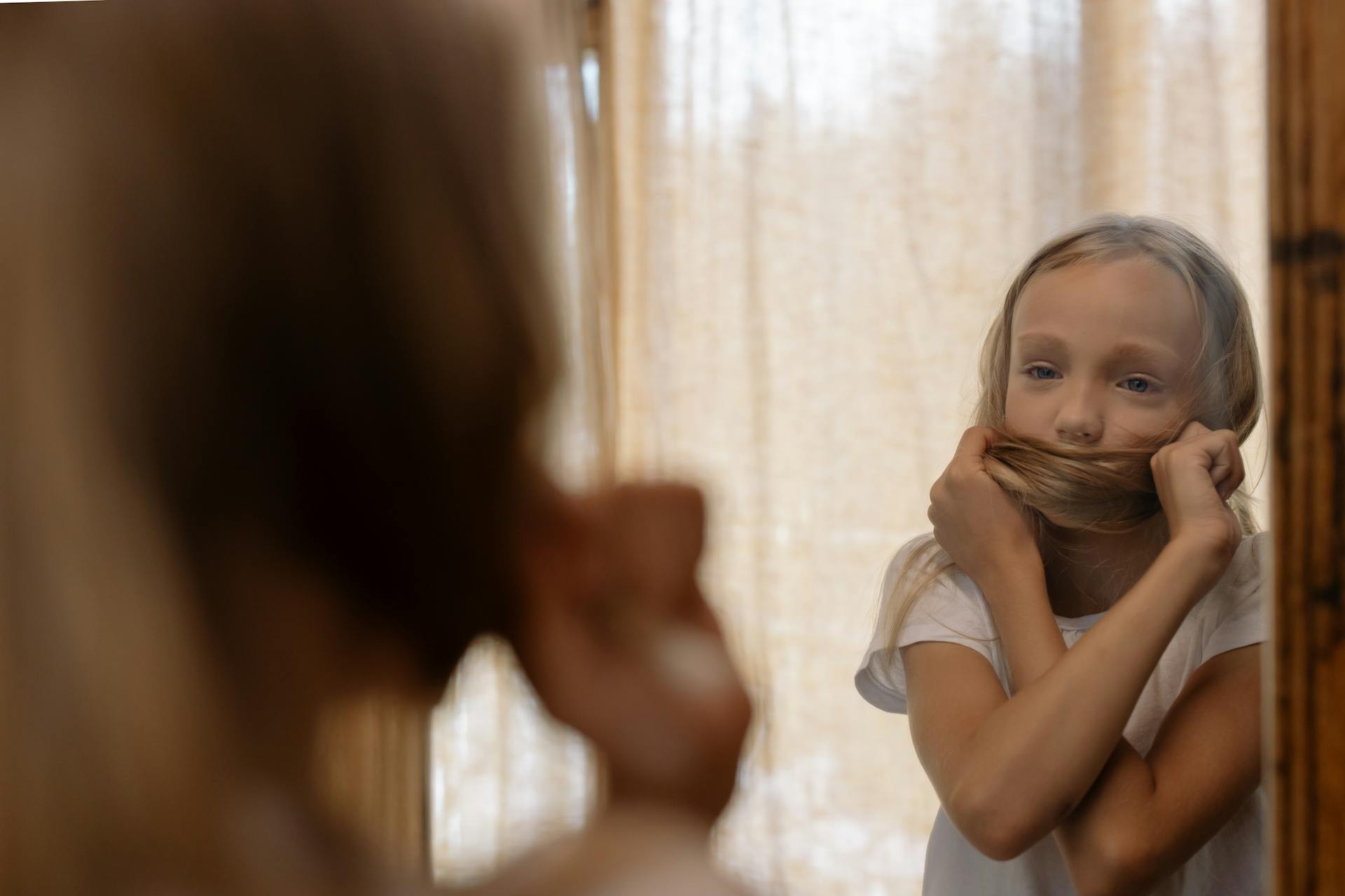 Une fille qui se regarde dans le miroir | Source : Pexels