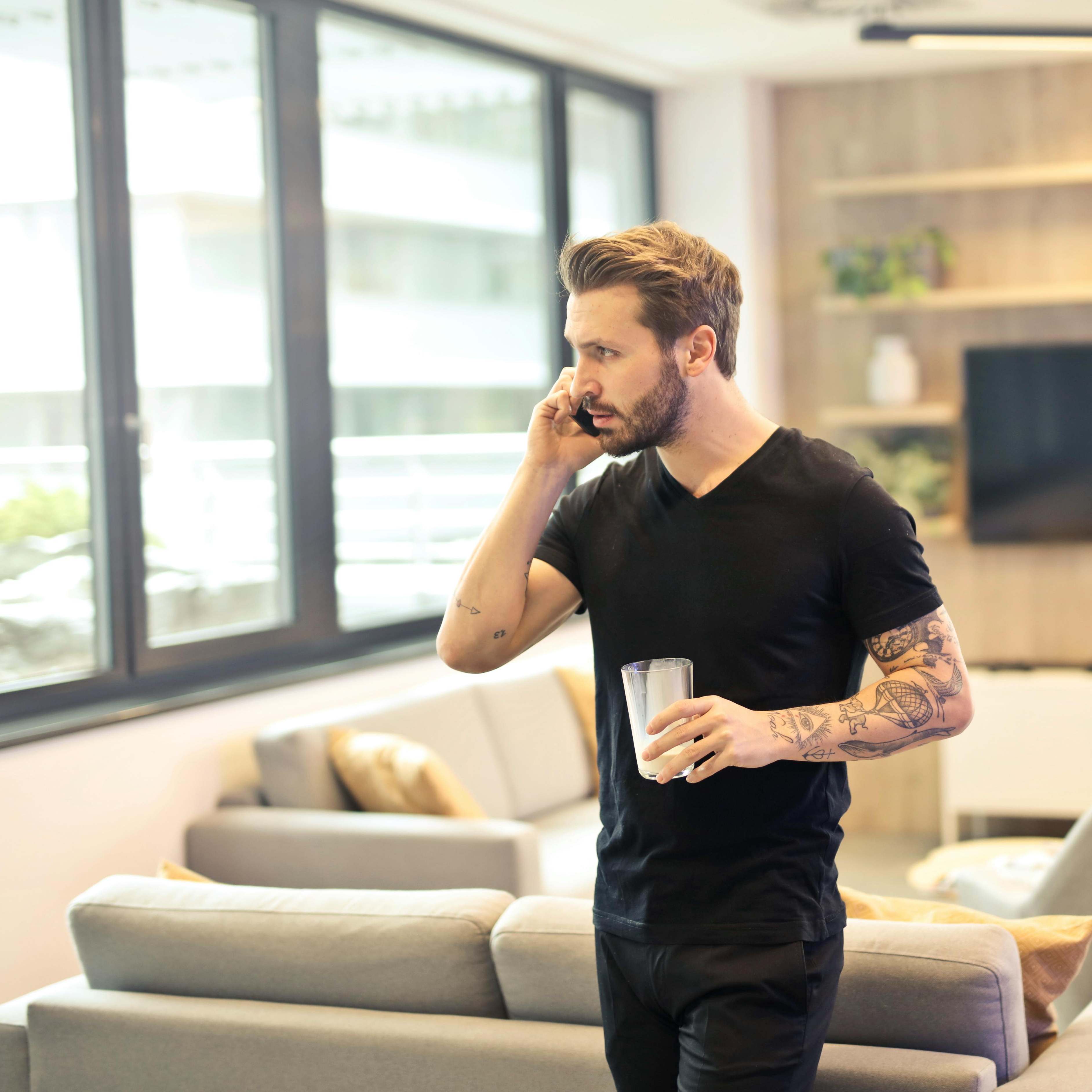 Un homme tenant un téléphone portable à son oreille | Source : Pexels