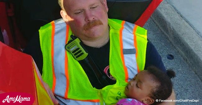 Un pompier épuisé après le travail se sacrifie pour réconforter un bébé après un accident de voiture