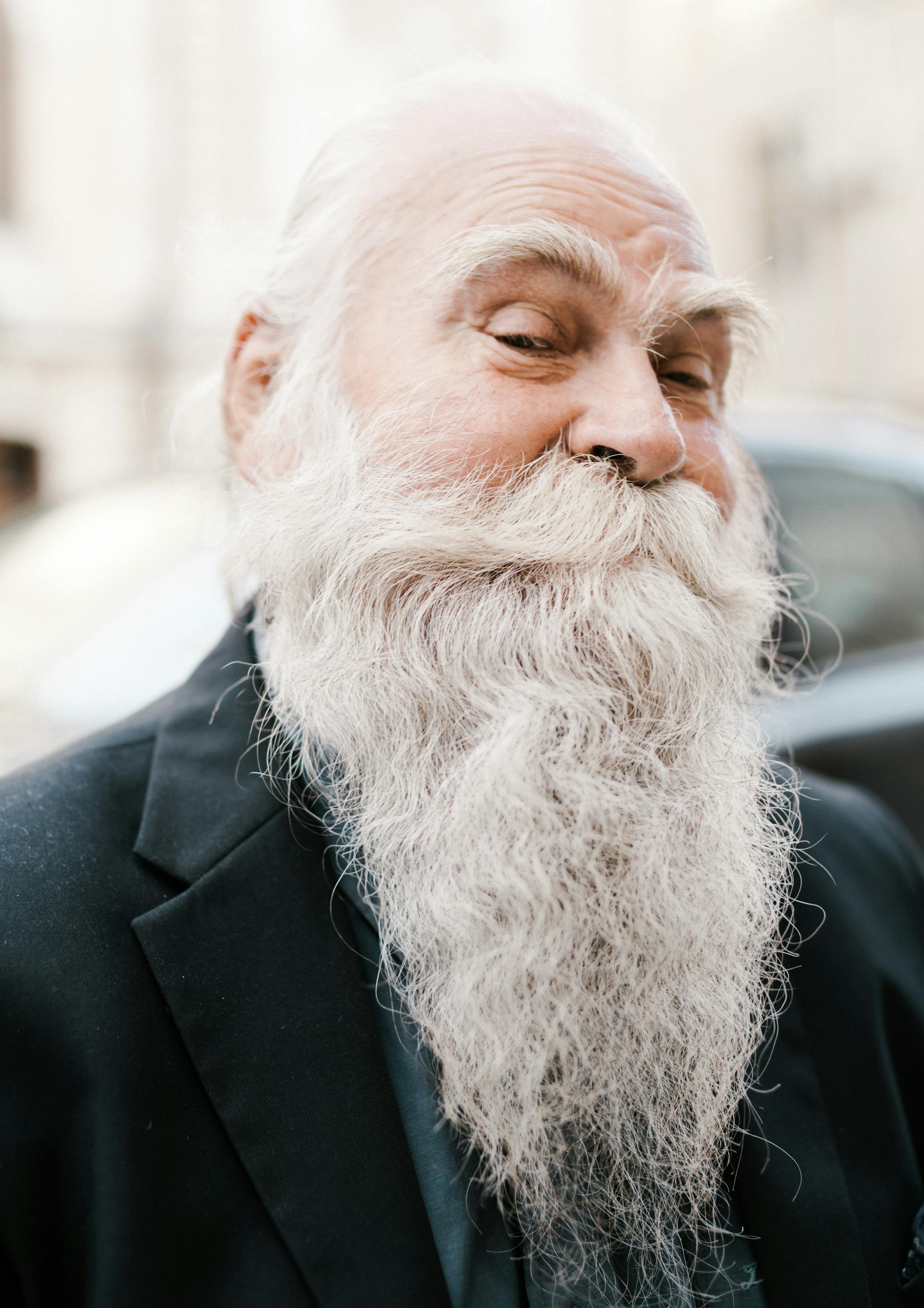 Un homme plus âgé qui sourit | Source : Pexels