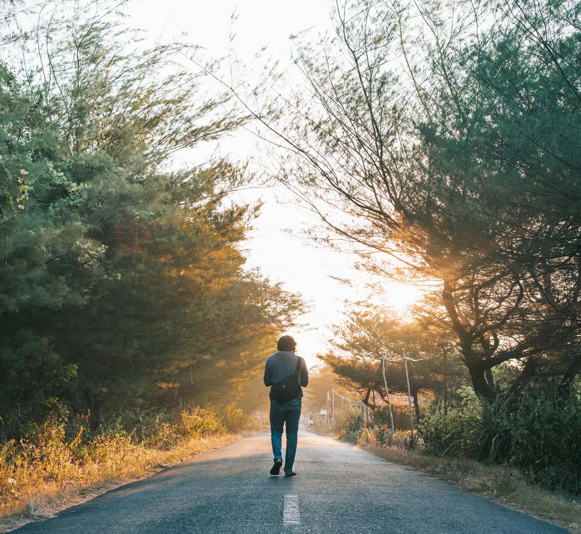 Un homme qui marche | Source : Pexels