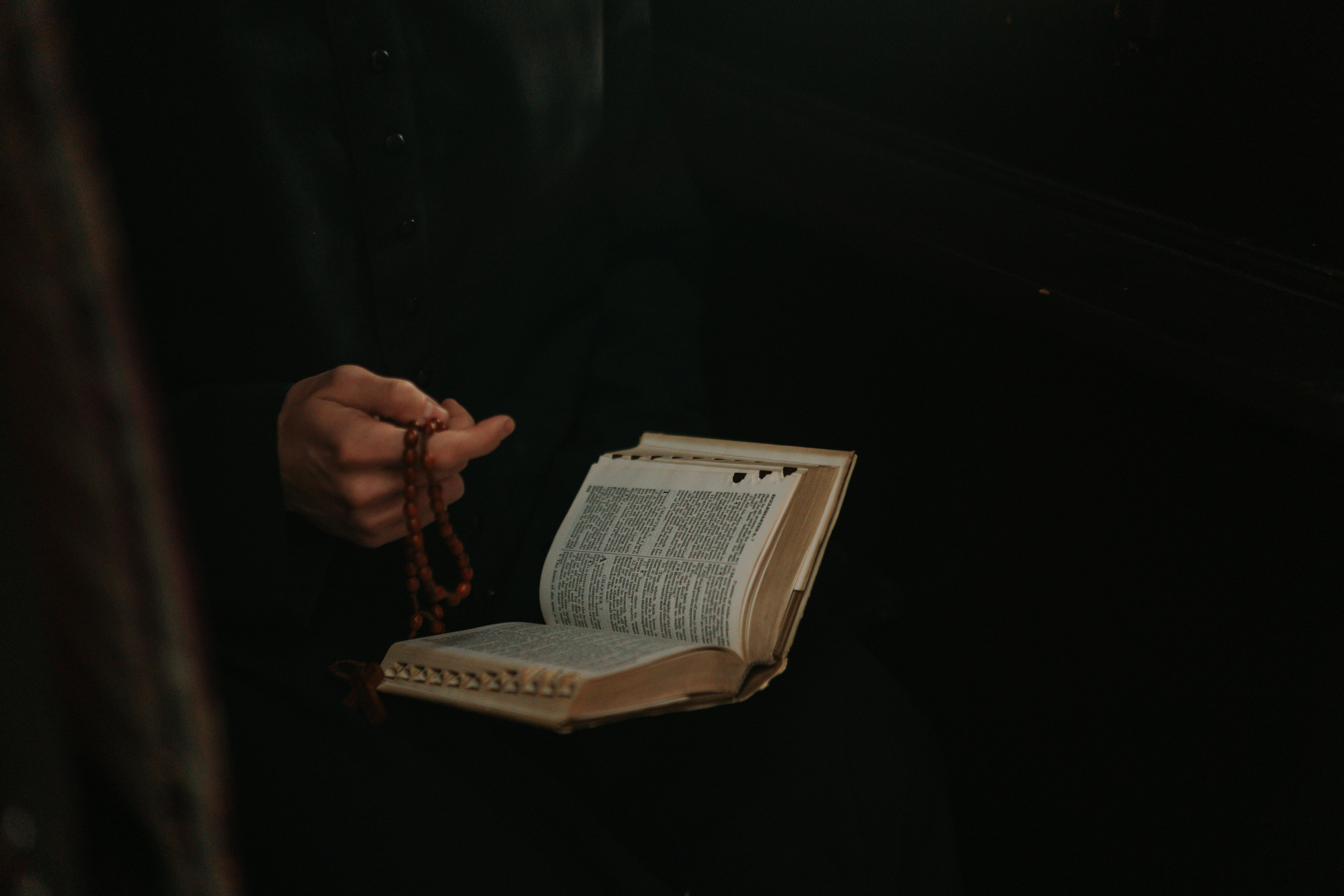 Un pasteur tenant un chapelet et une bible | Source : Pexels