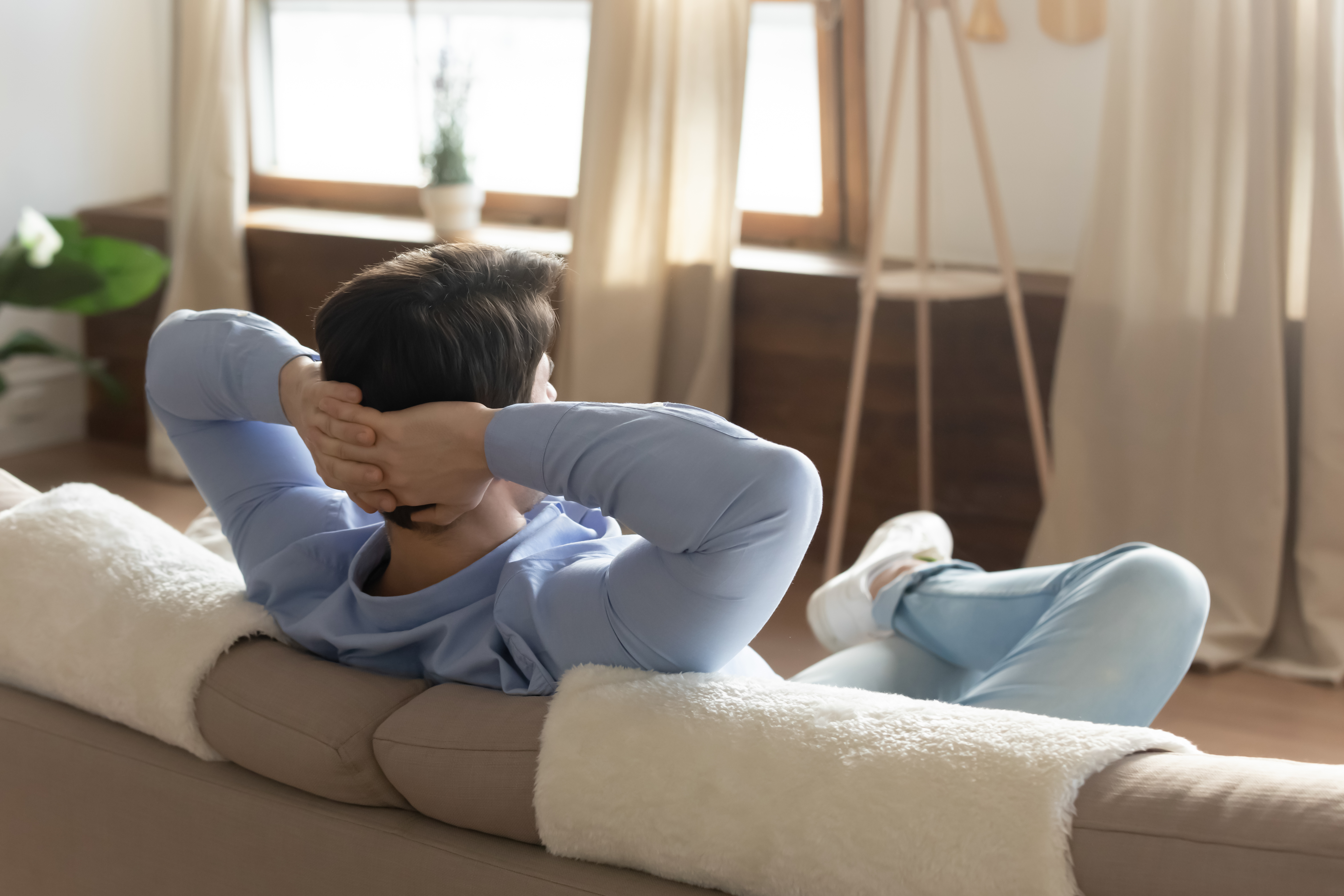 Homem relaxando no sofá |  Fonte: Shutterstock