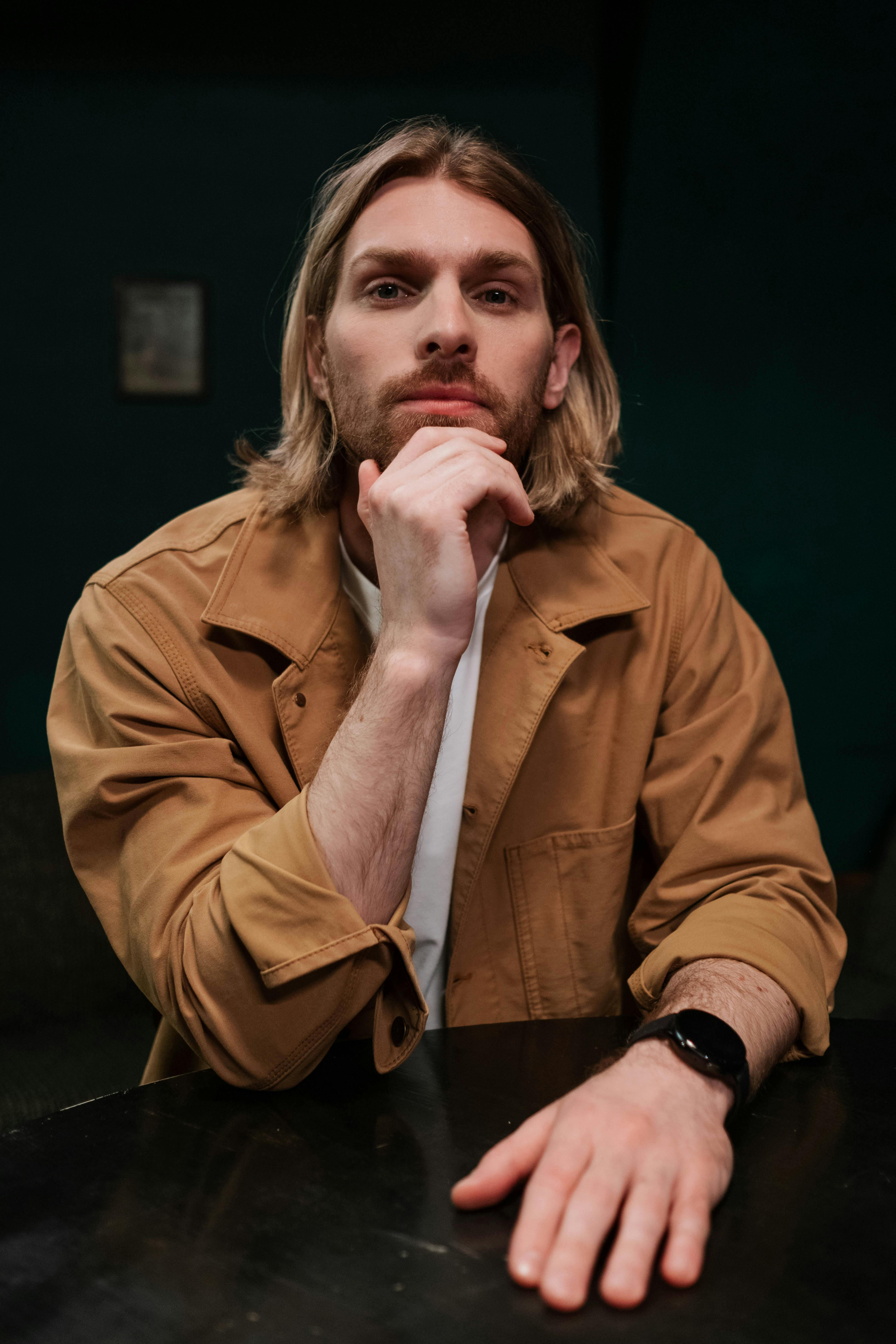 Un homme sérieux qui regarde l’appareil photo | Source : Pexels