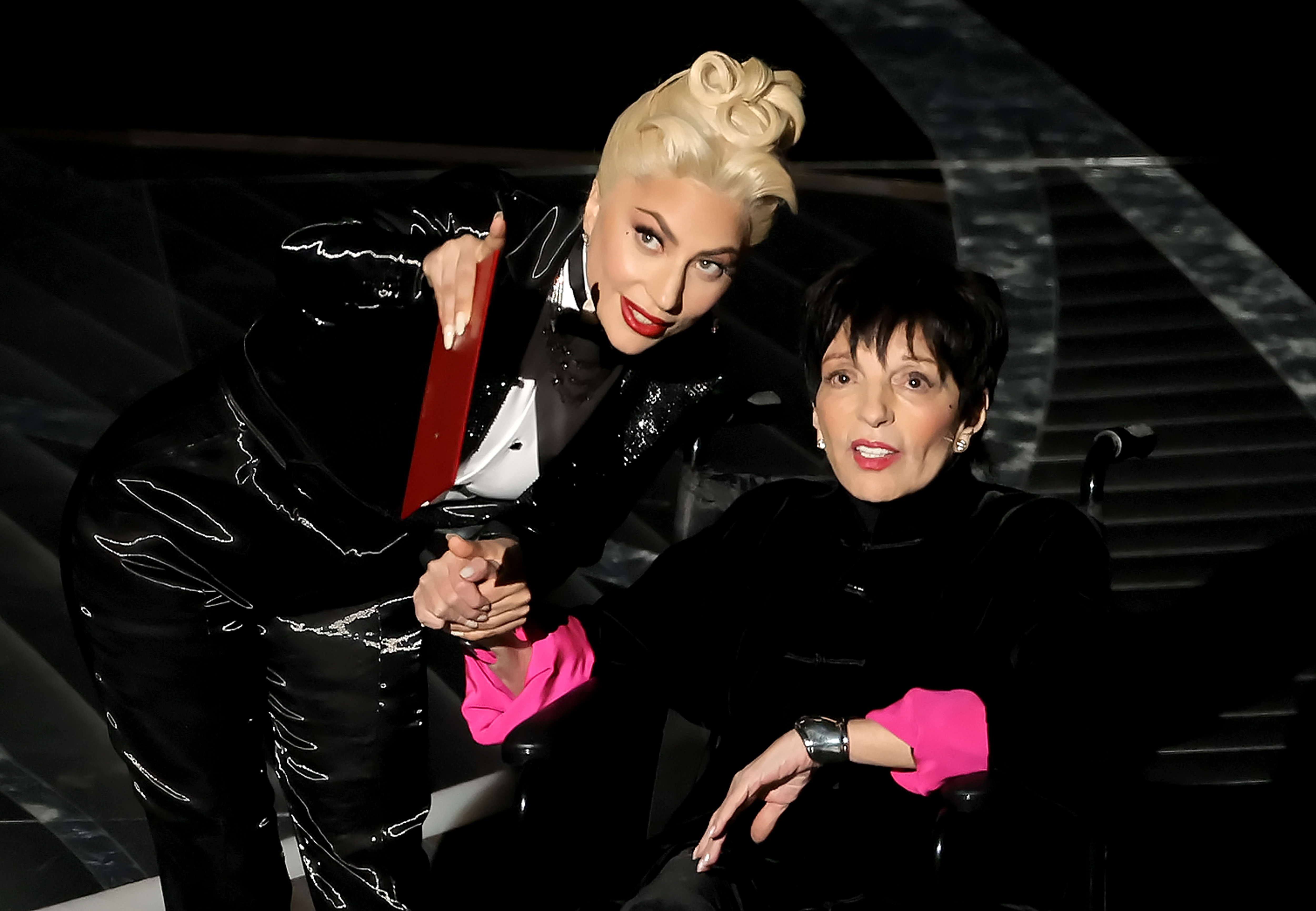 Lady Gaga et Liza Minnelli s'expriment sur scène lors de la 94e cérémonie annuelle des Oscars au Dolby Theatre, le 27 mars 2022, à Hollywood, en Californie. | Source : Getty Images