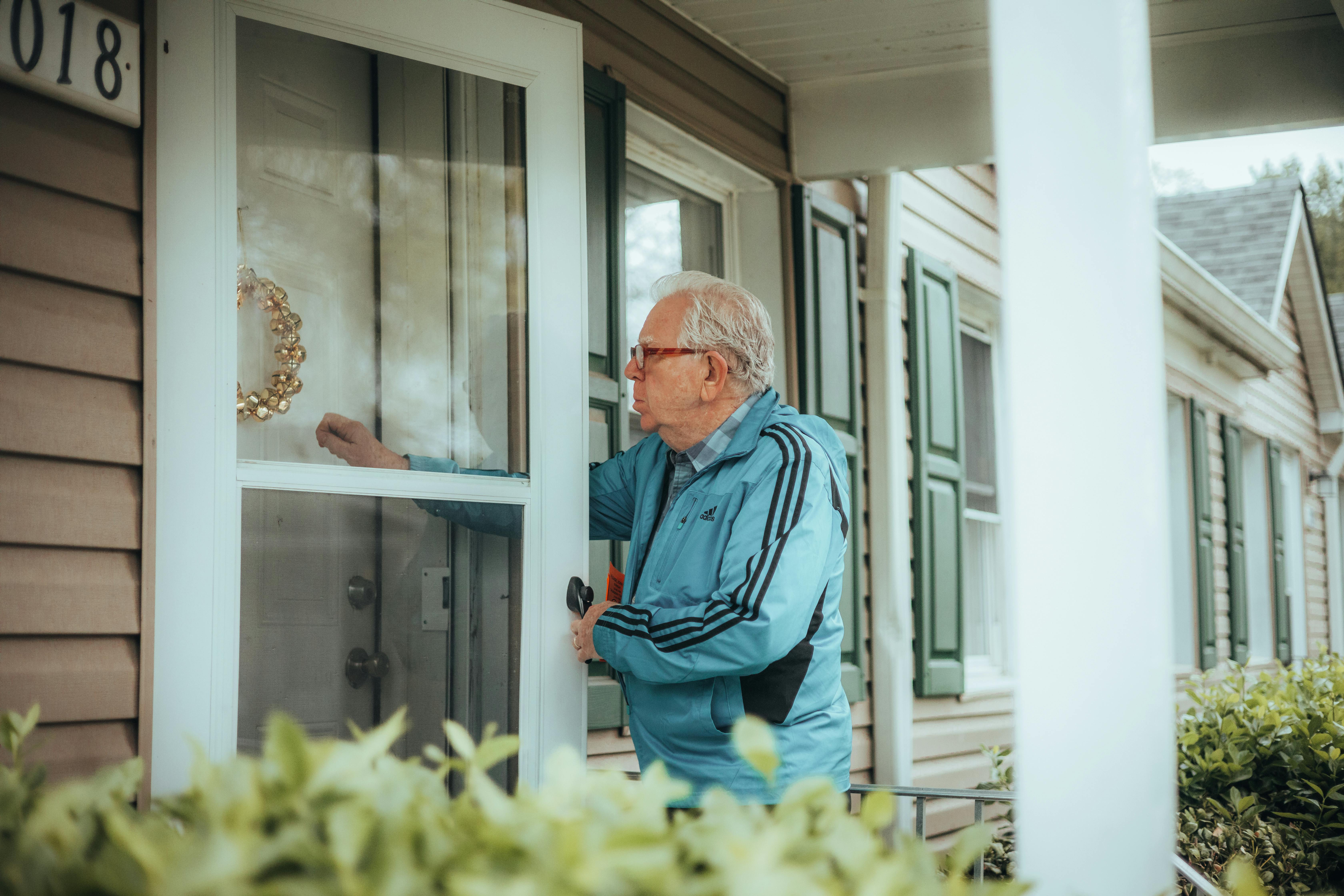 Homme âgé frappant à la porte d'entrée d'une maison | Source : Pexels