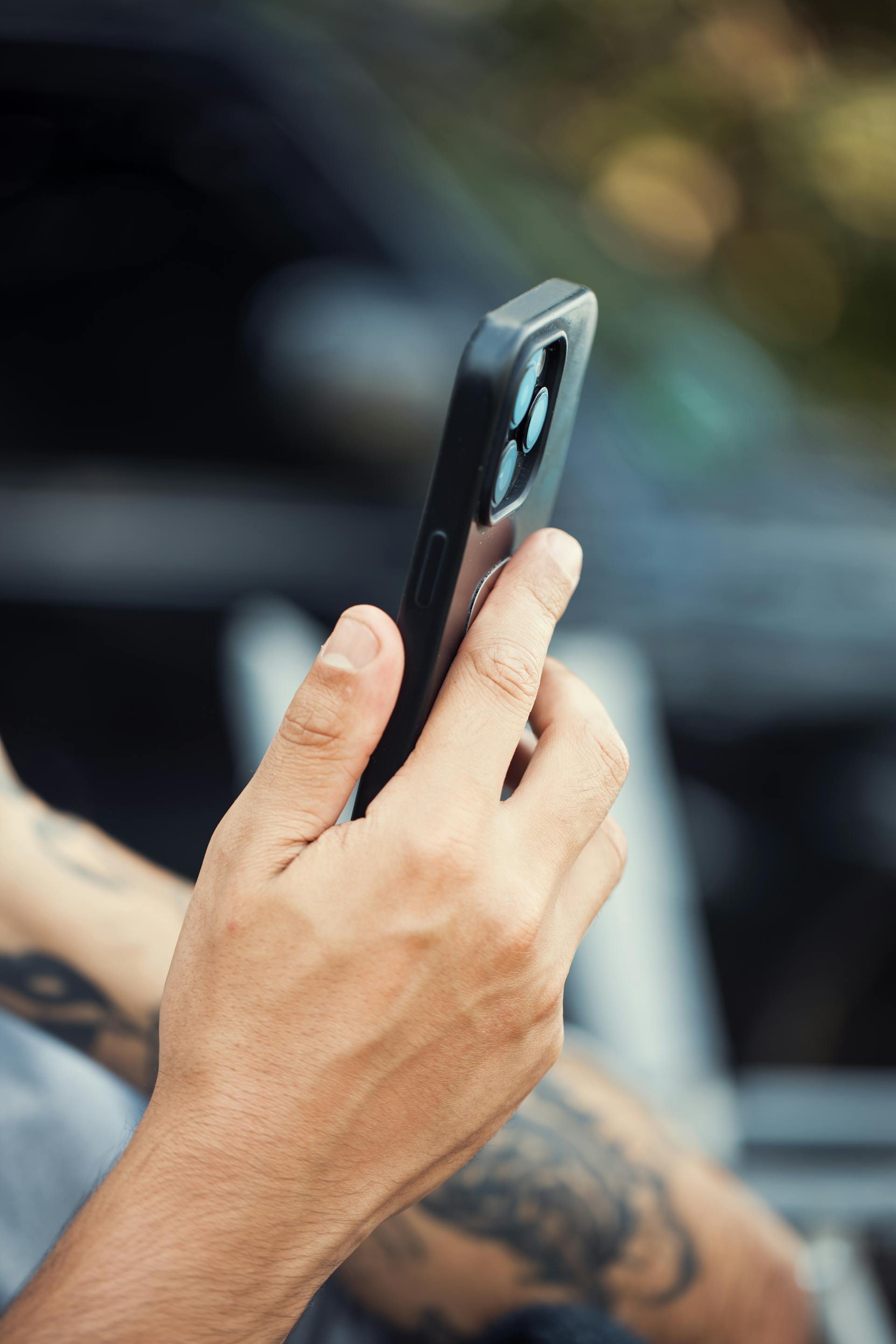 Un homme utilisant son téléphone | Source : Pexels