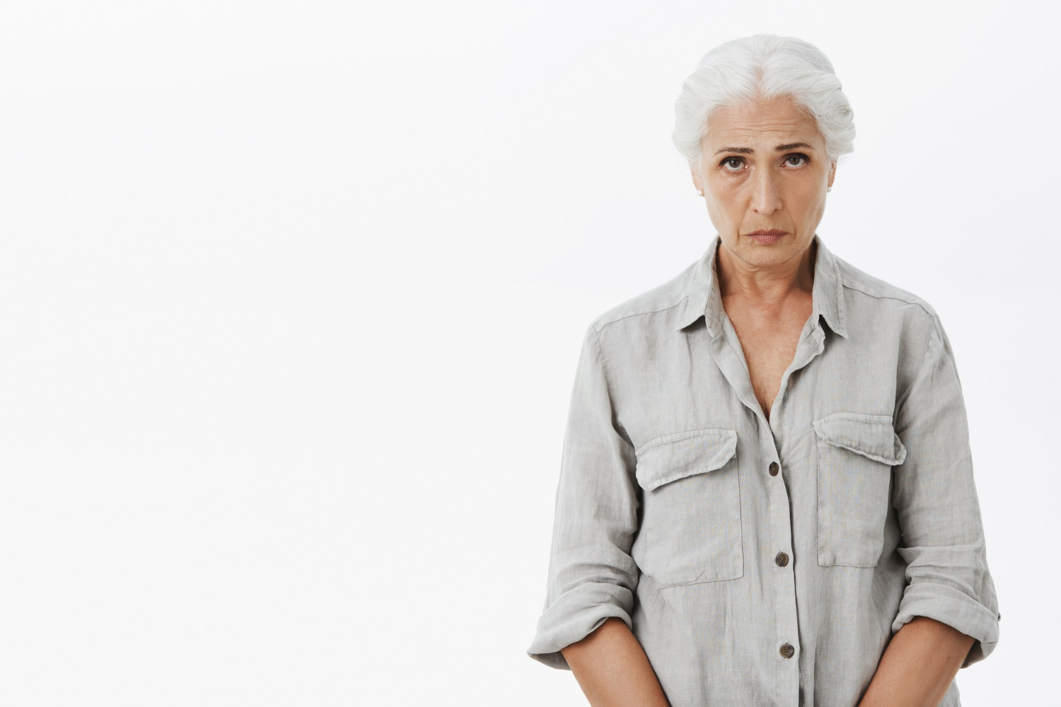 Une femme âgée triste | Source : Freepik