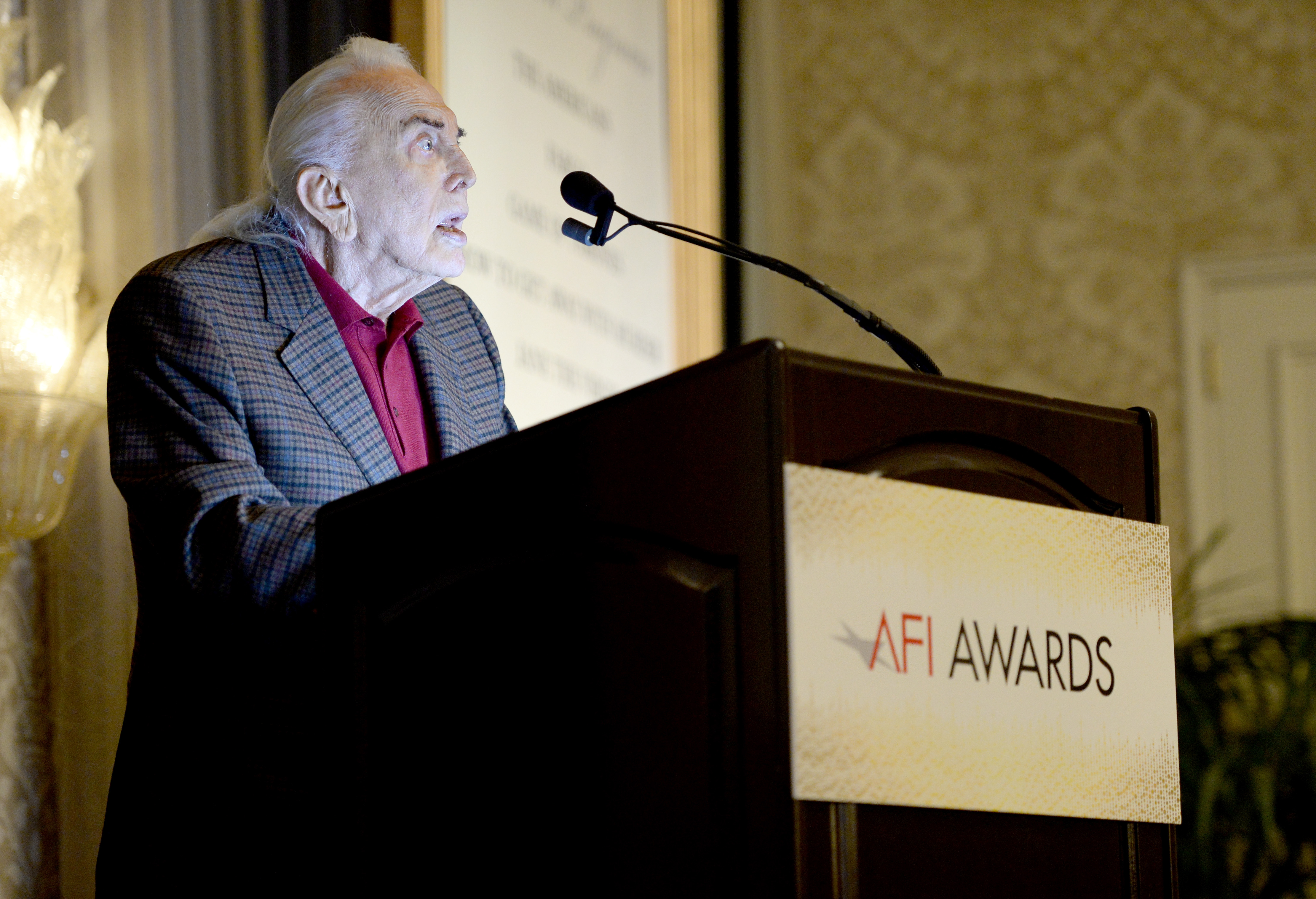 Kirk Douglas prenant la parole lors du 15e déjeuner annuel des AFI Awards, le 9 janvier 2015, à Beverly Hills, en Californie. | Source : Getty Images