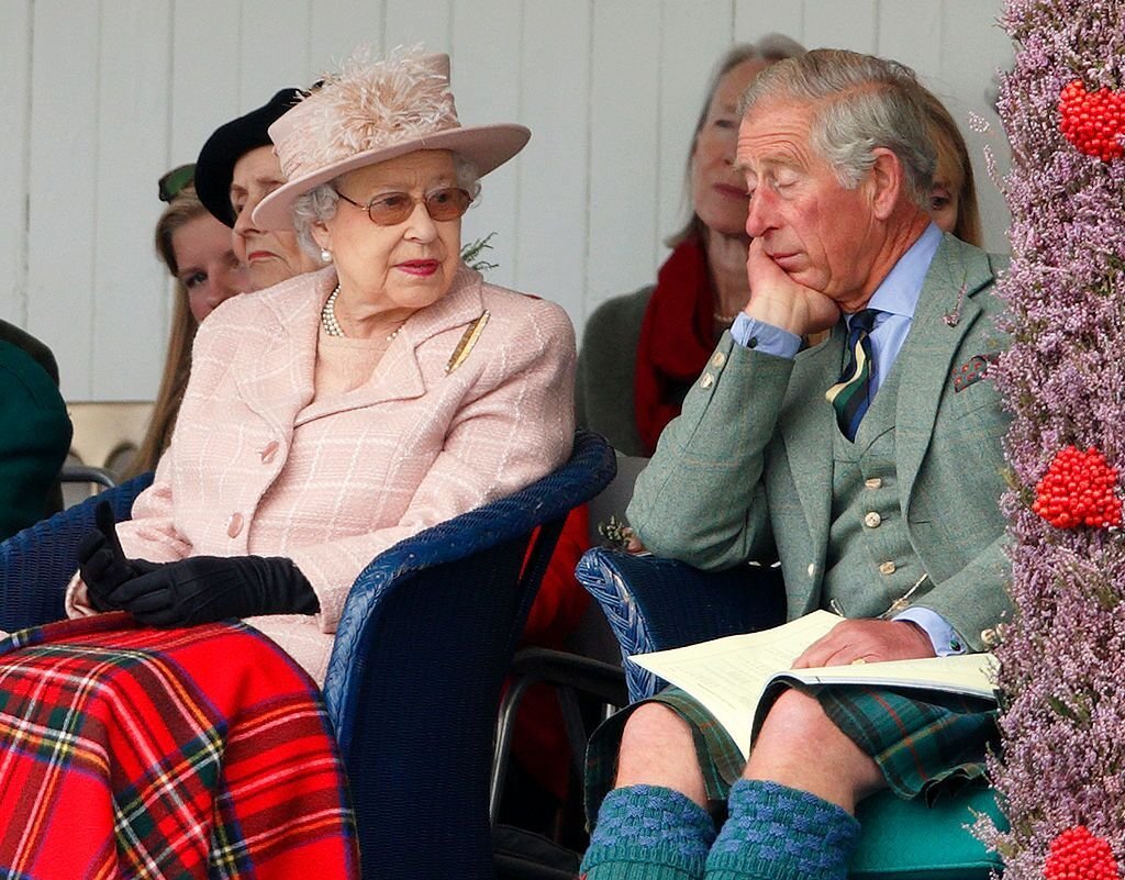 La reine Elizabeth II et le prince Charles, prince de Galles, assistent aux jeux annuels des Highlands de Braemar au parc commémoratif de la princesse royale et du duc de Fife. | Source : Getty Images