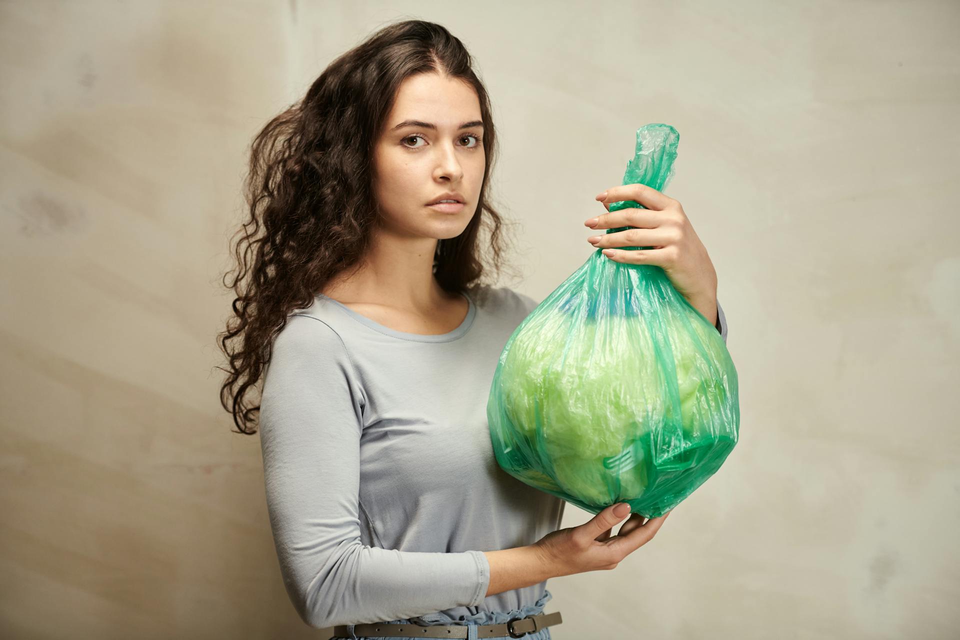 Une femme malheureuse tenant un sac d'épicerie | Source : Pexels