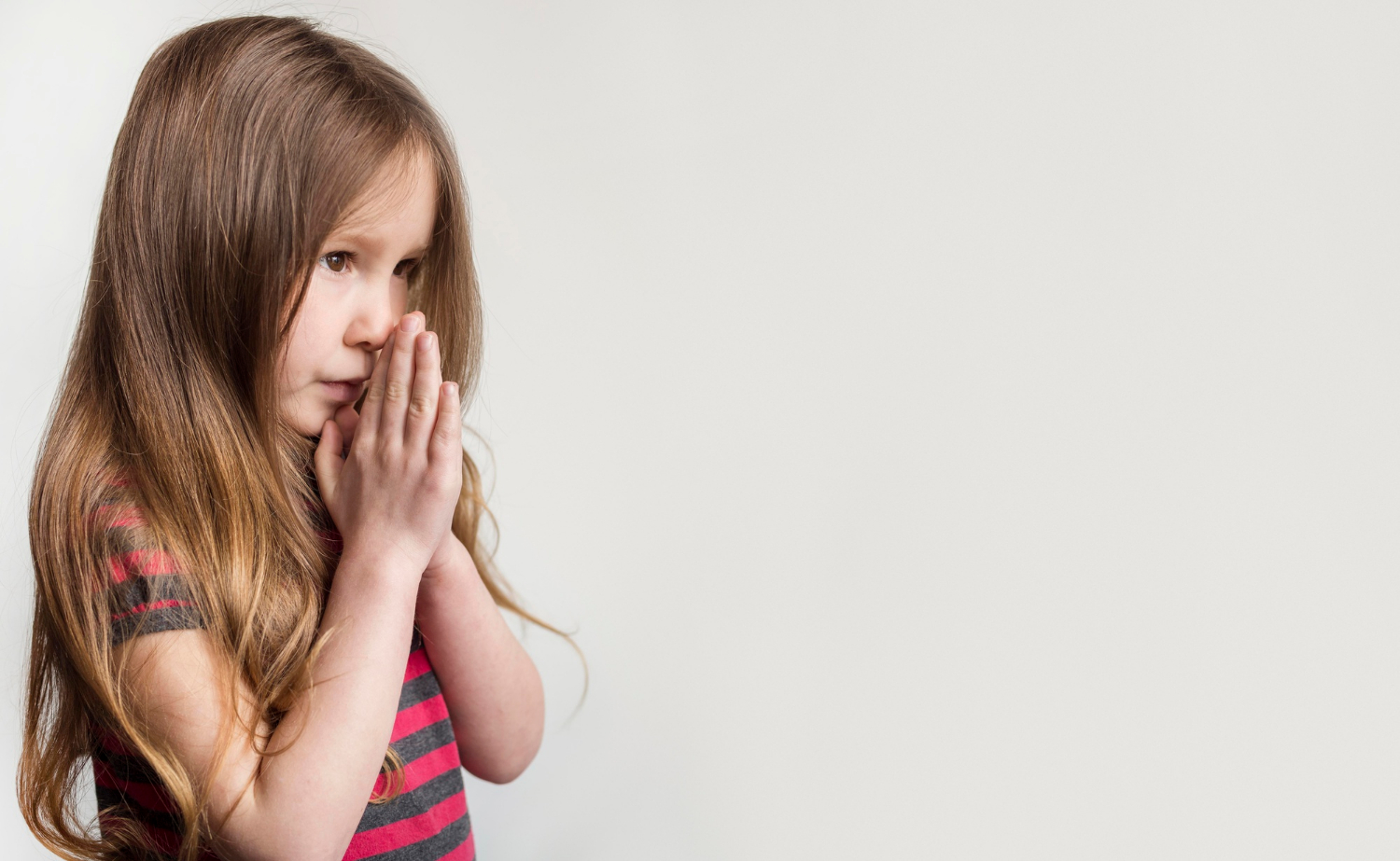 Une petite fille nerveuse qui regarde quelqu'un | Source : Freepik