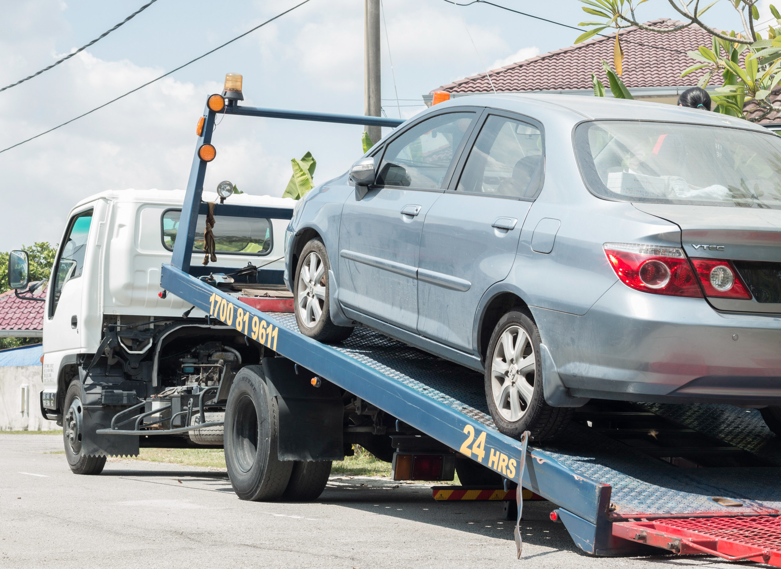 Un véhicule endommagé en train d'être remorqué | Source : Shutterstock