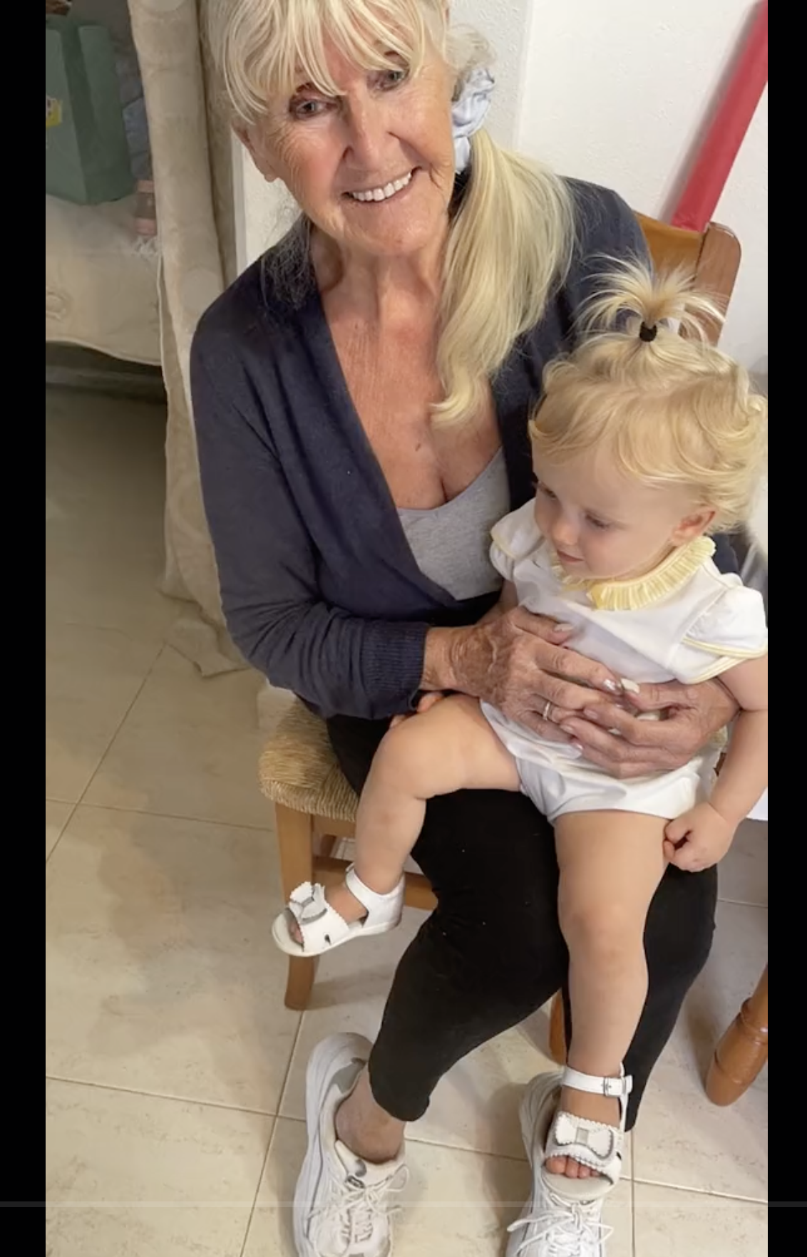 Joan Woodhouse avec son arrière-petite-fille, Eva | Source : tiktok.com/@joansumner1930