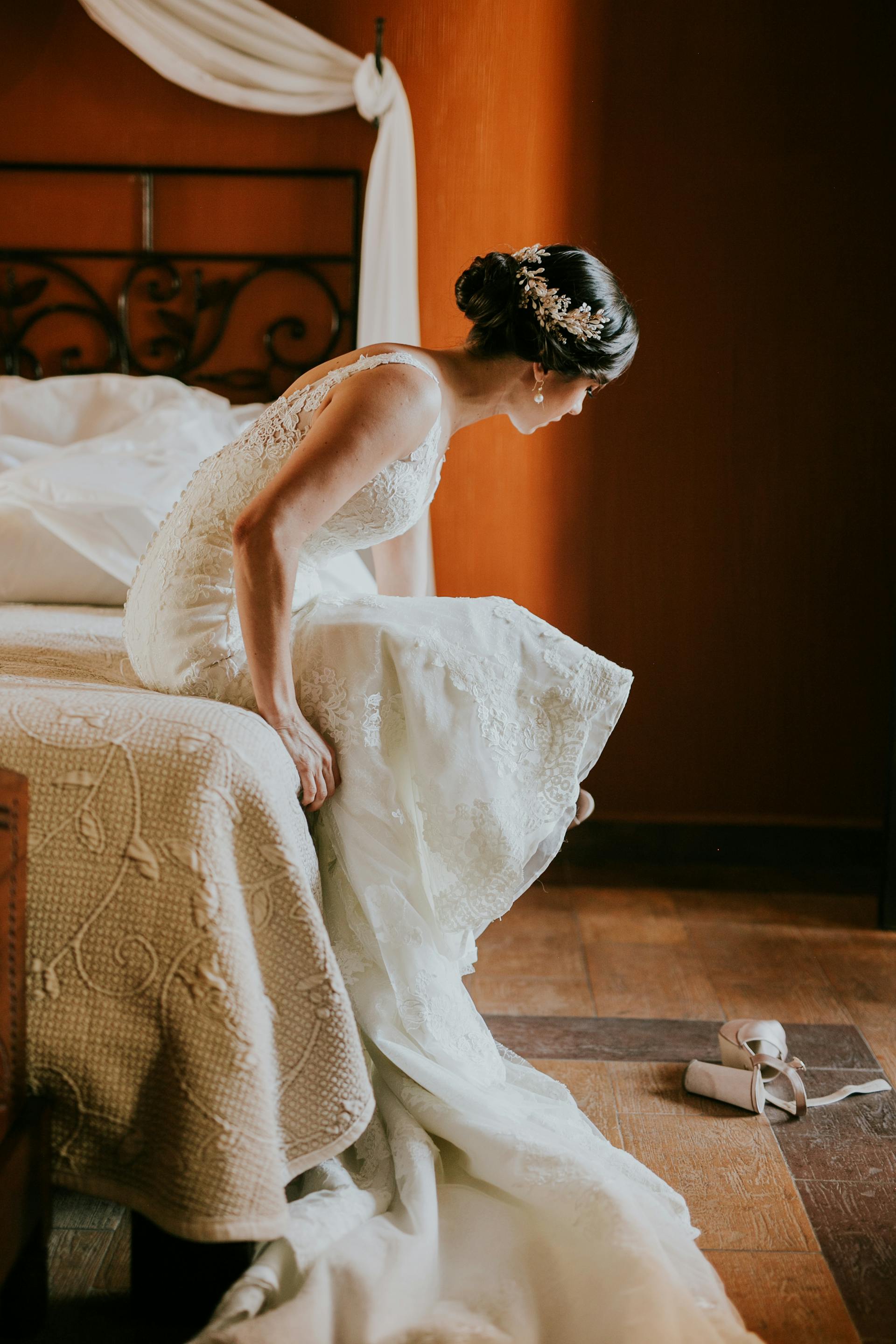 Une mariée assise sur un lit | Source : Pexels