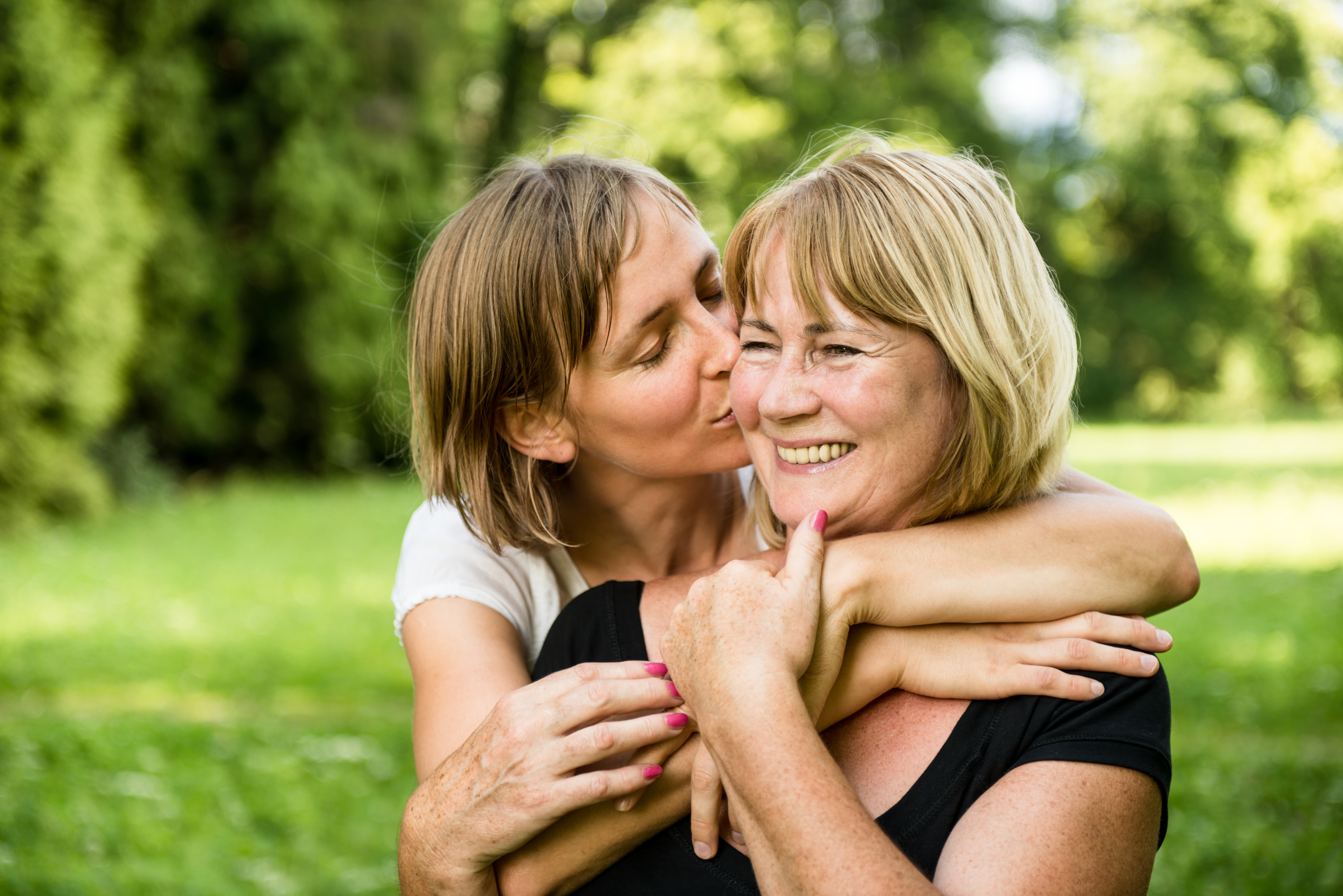 Mère et fille se rapprochant l'une de l'autre | Source : Shutterstock