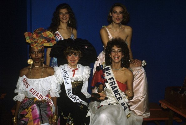 Joëlle URSULL élue Miss GUADELOUPE 1984, Miss ALSACE et Martine ROBINE, Miss FRANCE, et deux Miss élues.|Photo : Getty Images