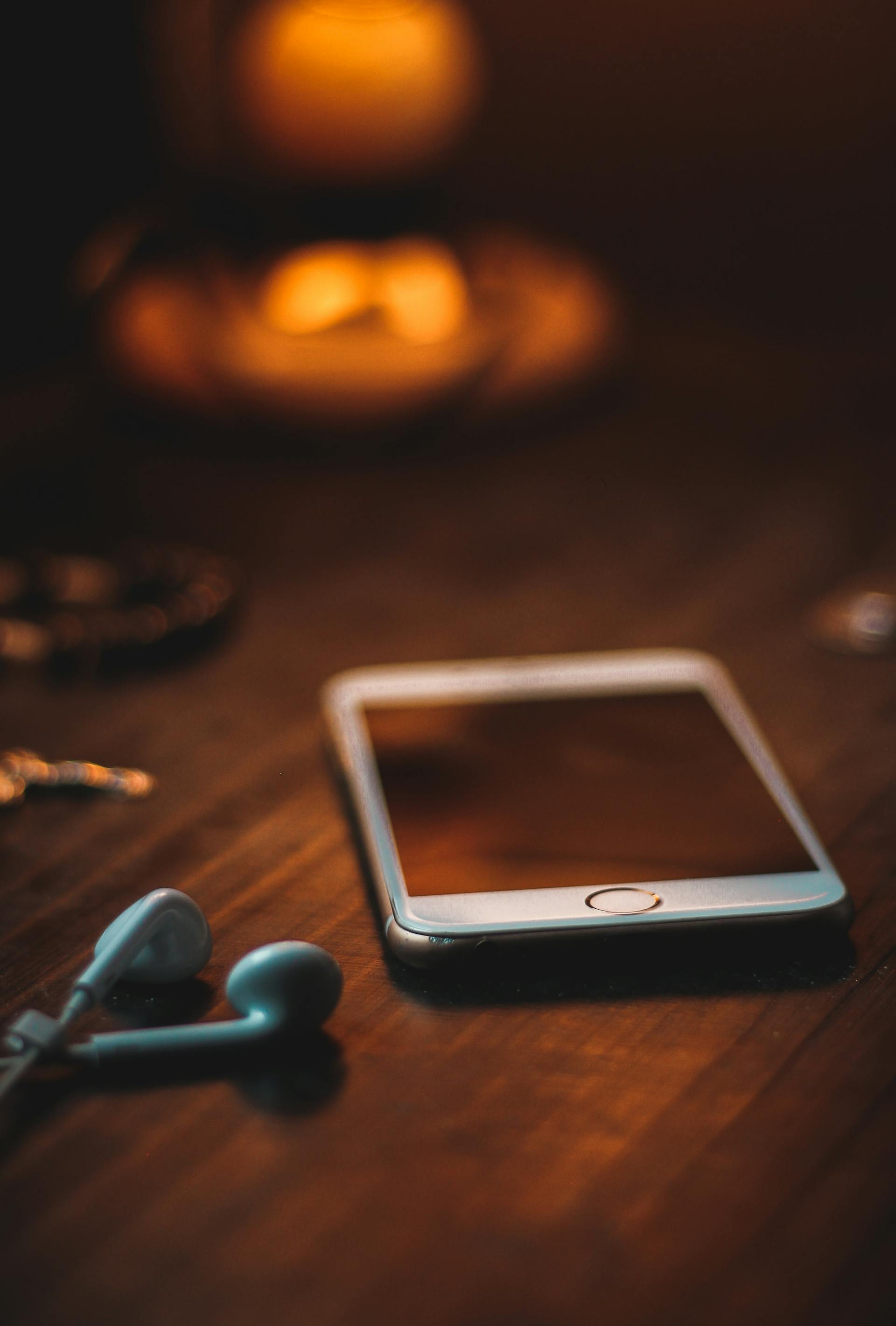 Un smartphone sur une table en bois marron | Source : Pexels