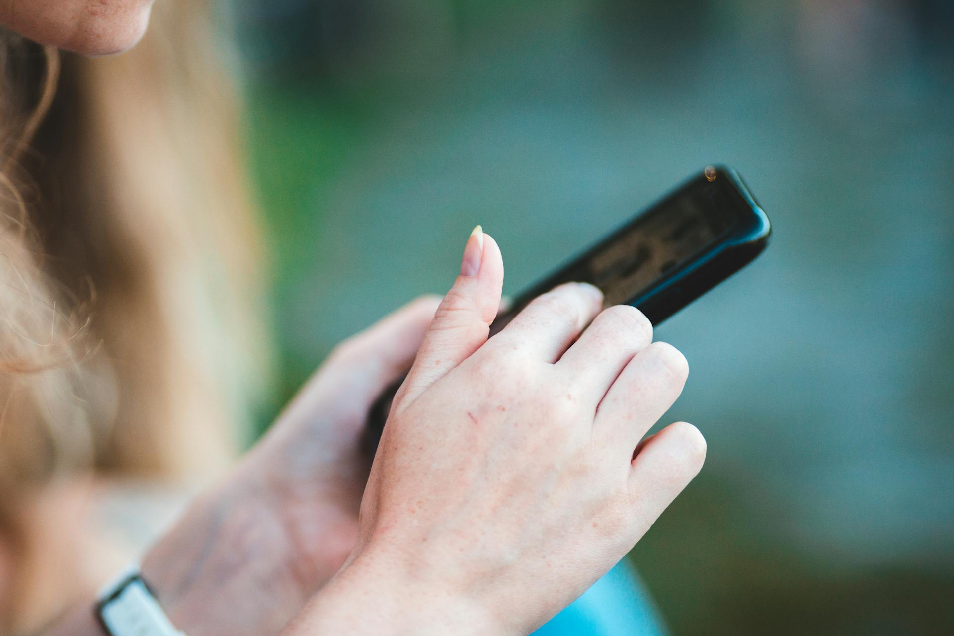 Une femme sur son téléphone | Source : Pexels