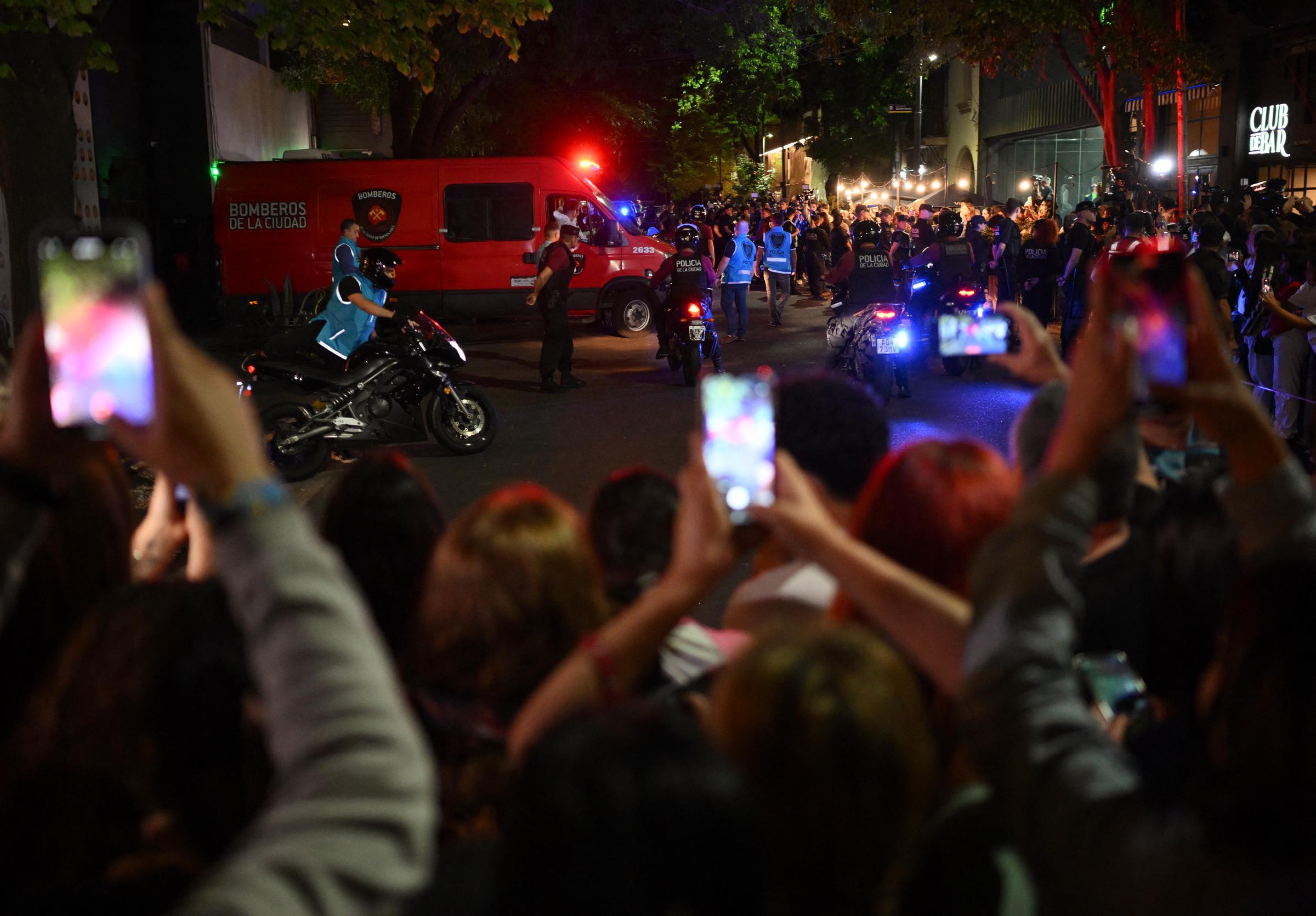 Des travailleurs médico-légaux emmènent le corps du chanteur britannique Liam Payne sur un fourgon de pompiers depuis l'hôtel où il est décédé à Buenos Aires, le 16 octobre 2024 | Source : Getty Images