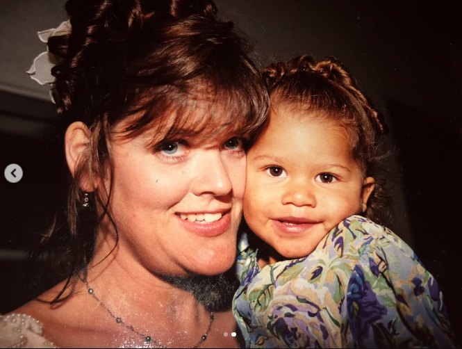 Ses parents avaient leurs propres projets pour son avenir, mais elle a complètement dépassé leurs attentes en devenant une star mondiale. | Source : Instagram/zendaya