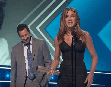 Jennifer Aniston et Adam Sandler sur scène lors de la remise des People's Choice Awards 2019. | Source : YouTube / E ! Tapis rouge et remise de prix