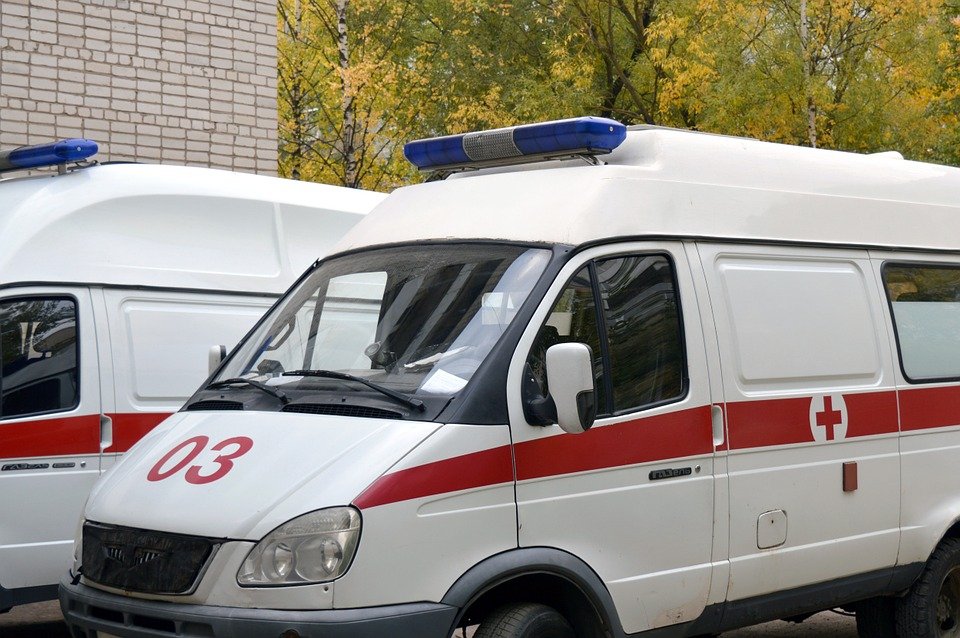 Une voiture d'ambulance garé dans un parking | Photo : Pixabay